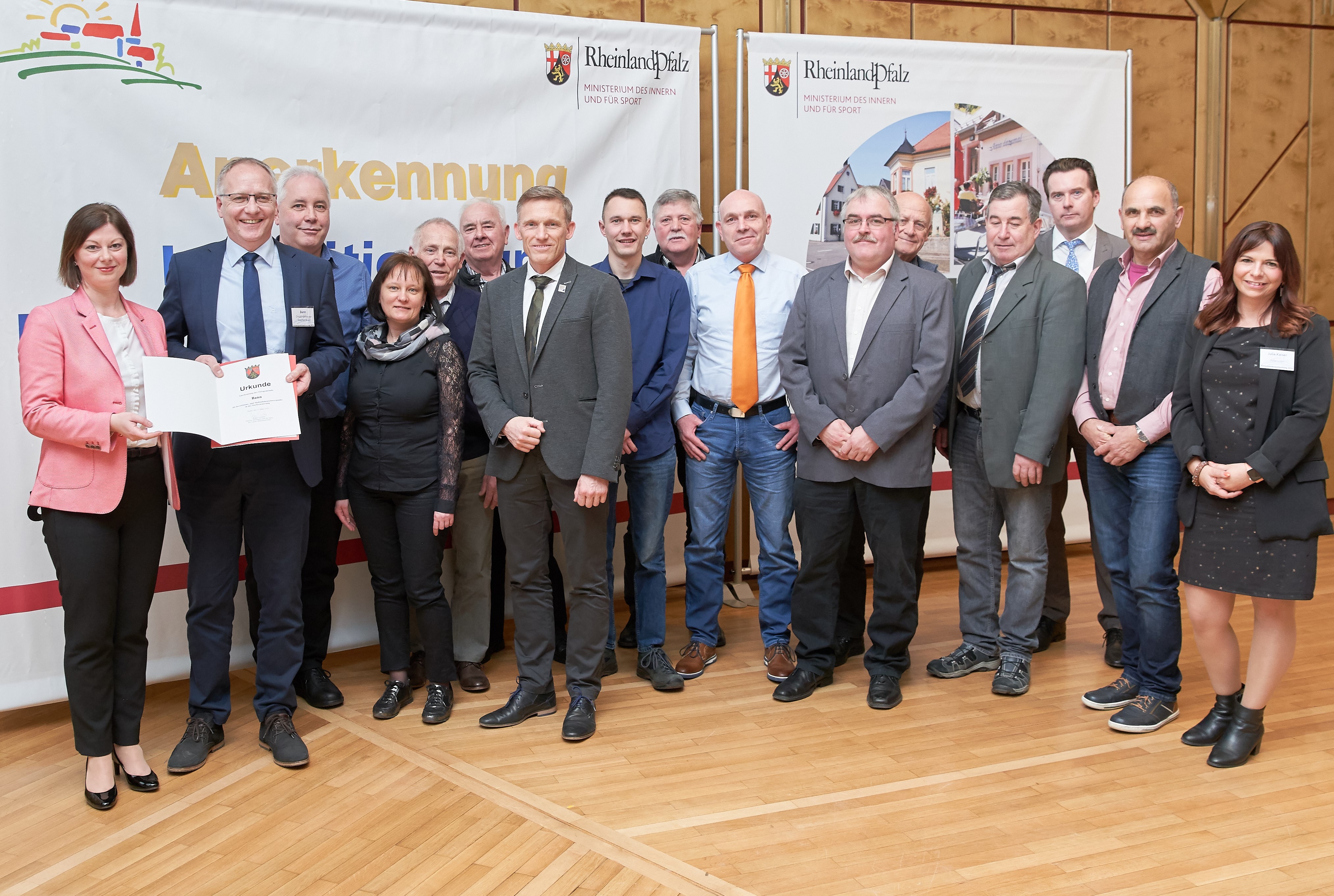 Die offizielle Übergabe der Urkunde im Schloss Waldthausen Foto: Bildschön13