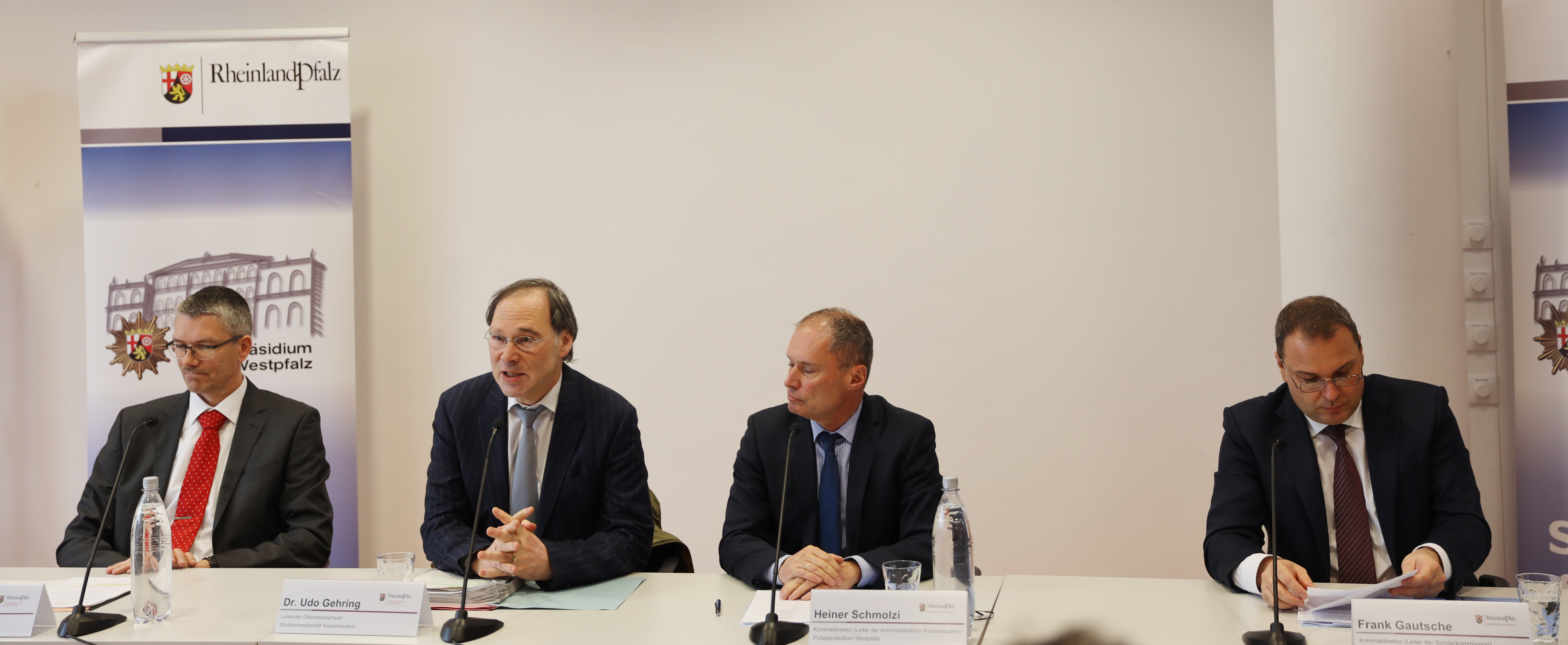 Pressekonferenz mit Oberstaatsanwalt Christian Schröder, dem leitenden Oberstaatsanwalt Dr. Udo Gehring, Kriminaldirektor Heiner Schmolzi und Kriminaldirektor Frank Gautsche