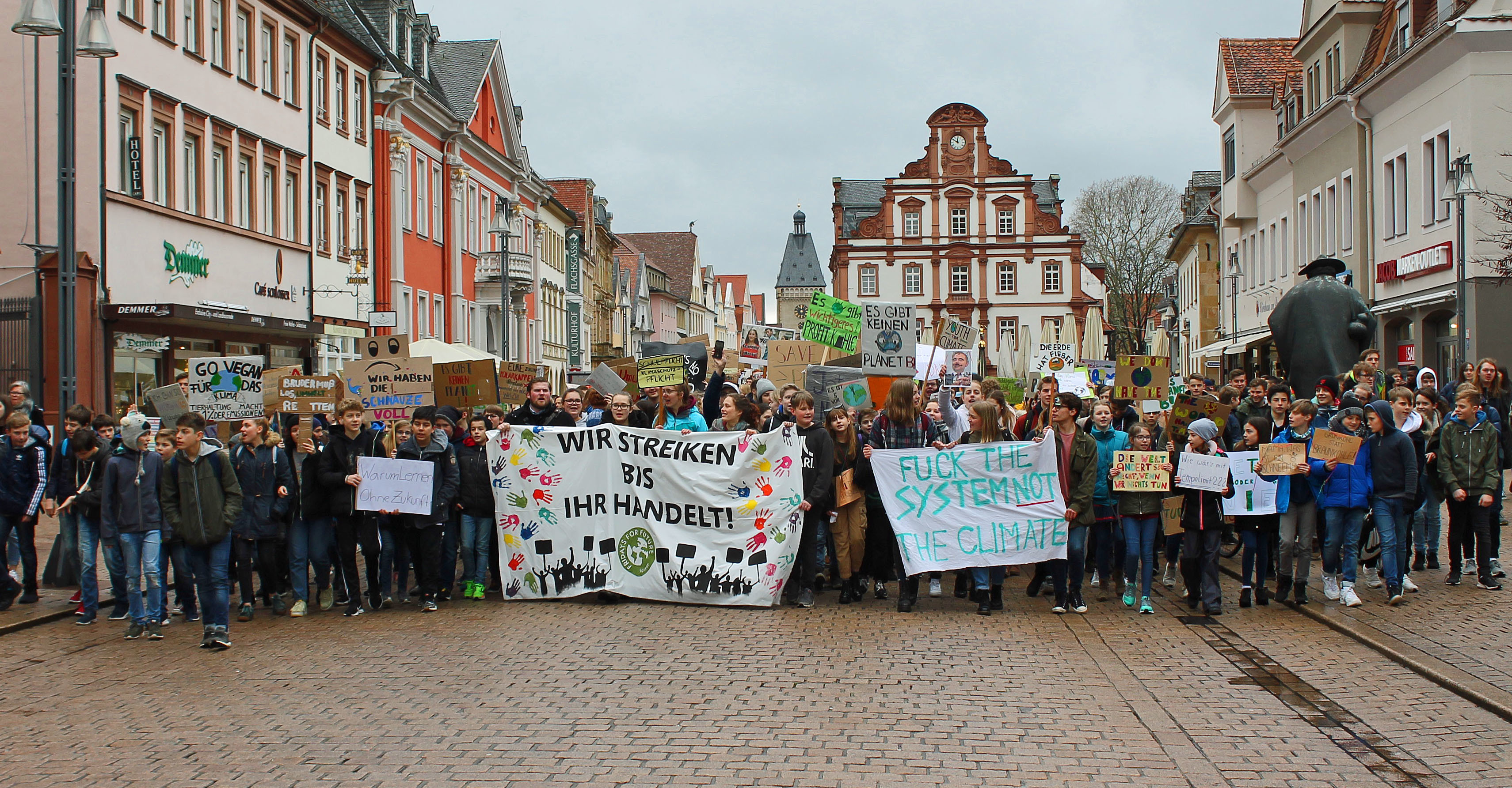 500 Schüler nahmen heute in Speyer eingetragene Fehlzeiten in Kauf, um für mehr Klimaschutz und den Kohleausstieg ihre Stimme zu erheben.