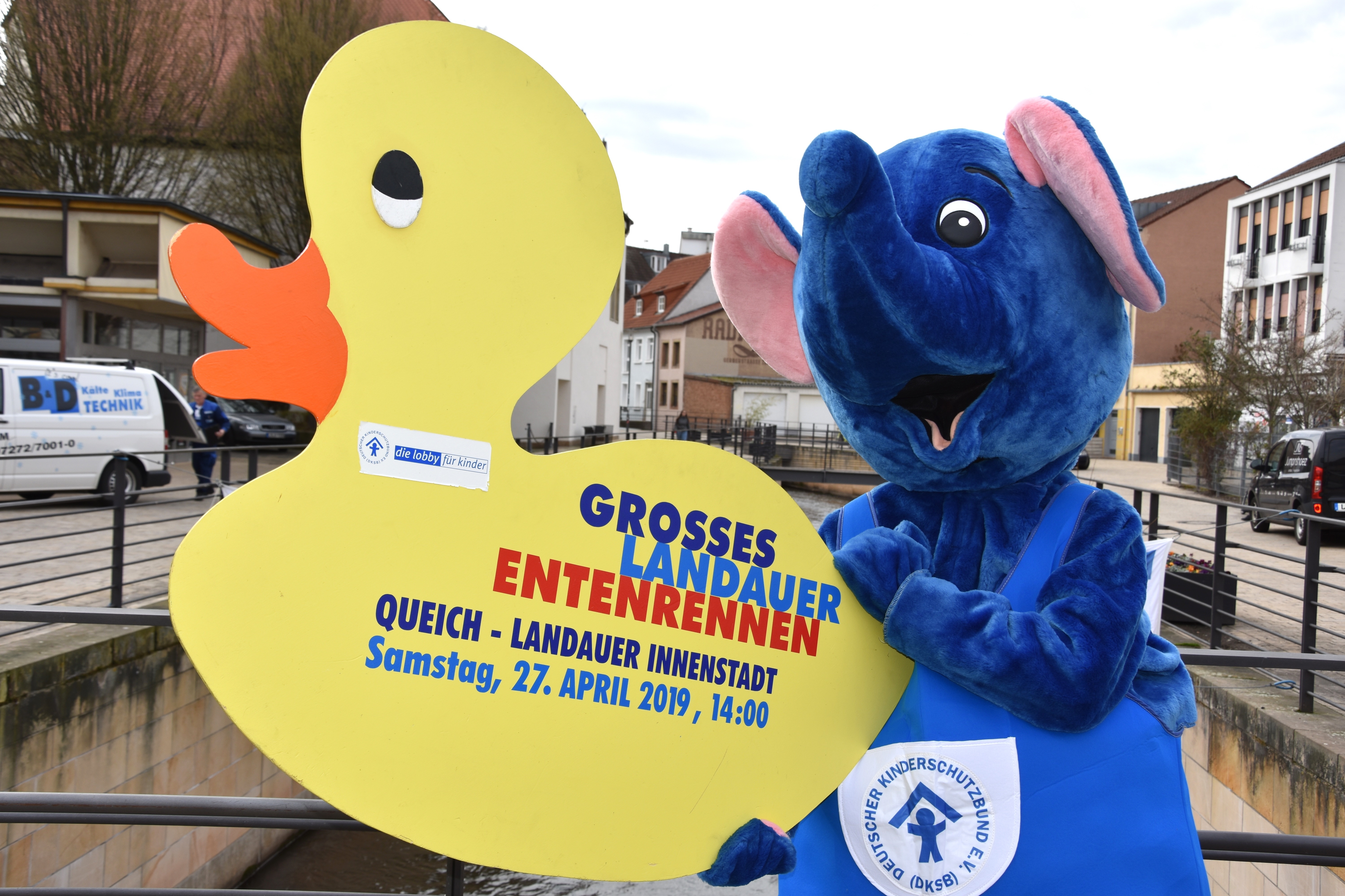 Der BLAUE ELEFANT und Tausende quietschgelbe Rennenten machen sich am 27. April gemeinsam für den Kindesschutz stark (Copyright: Stadt Landau).