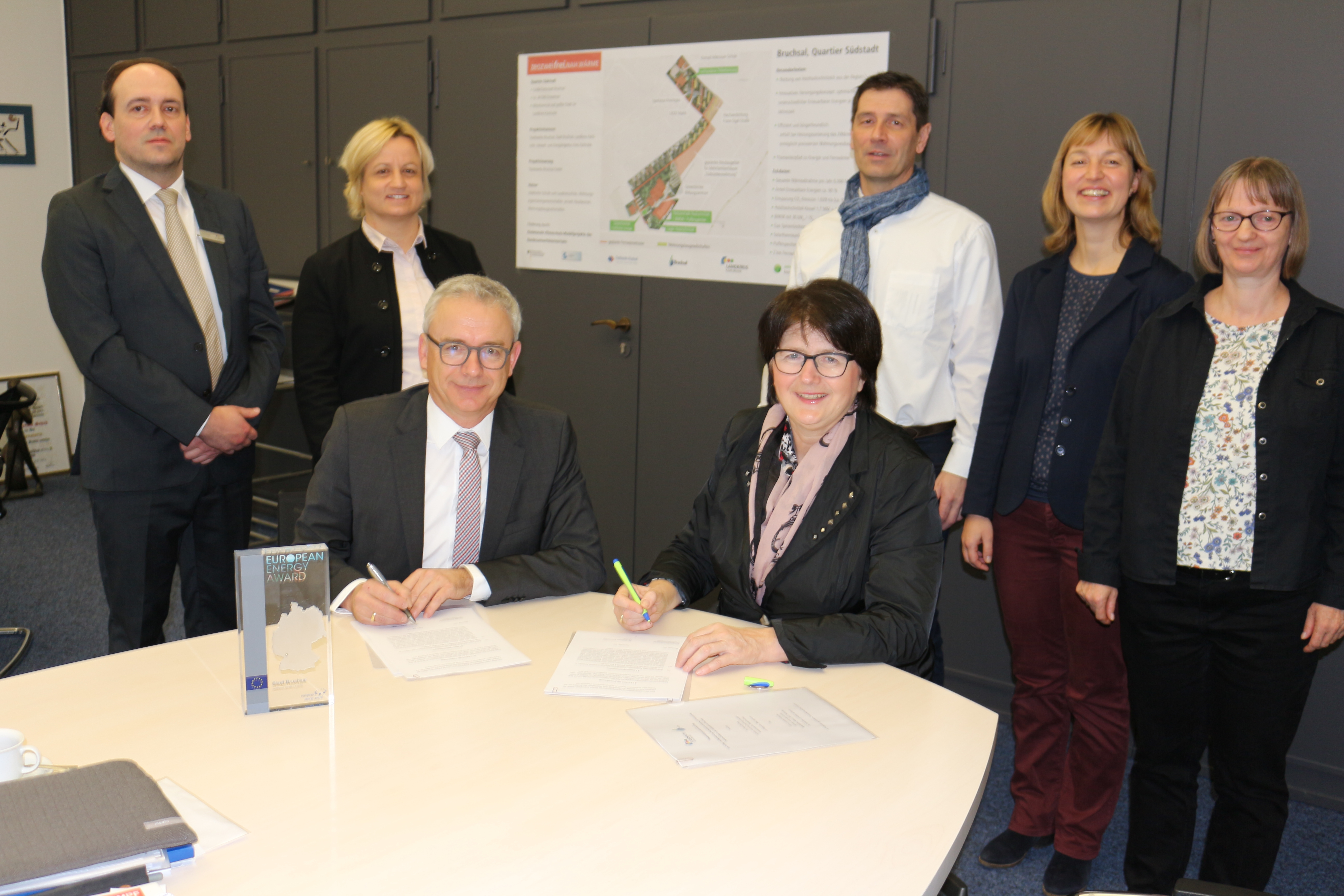 Bei der Vertragsunterzeichnung für das Fernwärmeprojekt Bruchsal „Südstadt“ v.l.: Jörg Schönthaler, Landratsamt Karlsruhe, Birgit Schwegle, Umwelt- und Energieagentur Landkreis Karlsruhe, Landrat Dr. Christoph Schnaudigel, Oberbürgermeisterin Cornelia Petzold-Schick, Armin Baumgärtner, Stadtwerke Bruchsal, Dorit Helms, Stadtbauamt Bruchsal, Renate Korin, Umweltstelle Bruchsal