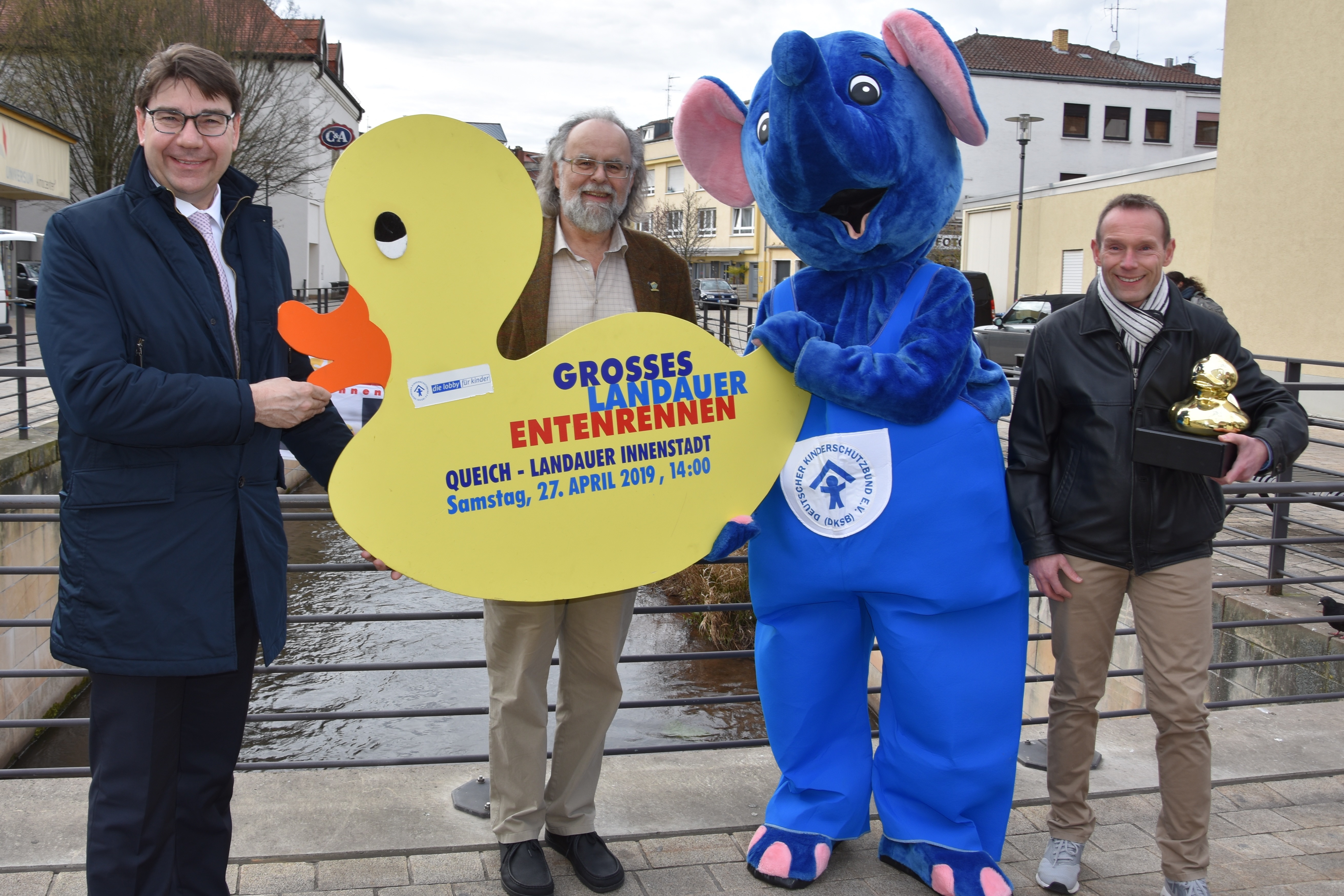 (v.l.) Beim großen Kick-Off am 13. März gaben Oberbürgermeister Thomas Hirsch, Kinderschutzbund-Geschäftsführer Heinrich Braun, der BLAUE ELEFANT und Dr. Markus Moser als Gewinner des Wanderpokals „Goldene Ente 2018“ den Startschuss für das diesjährige Entenrennen (Copyright: Stadt Landau).