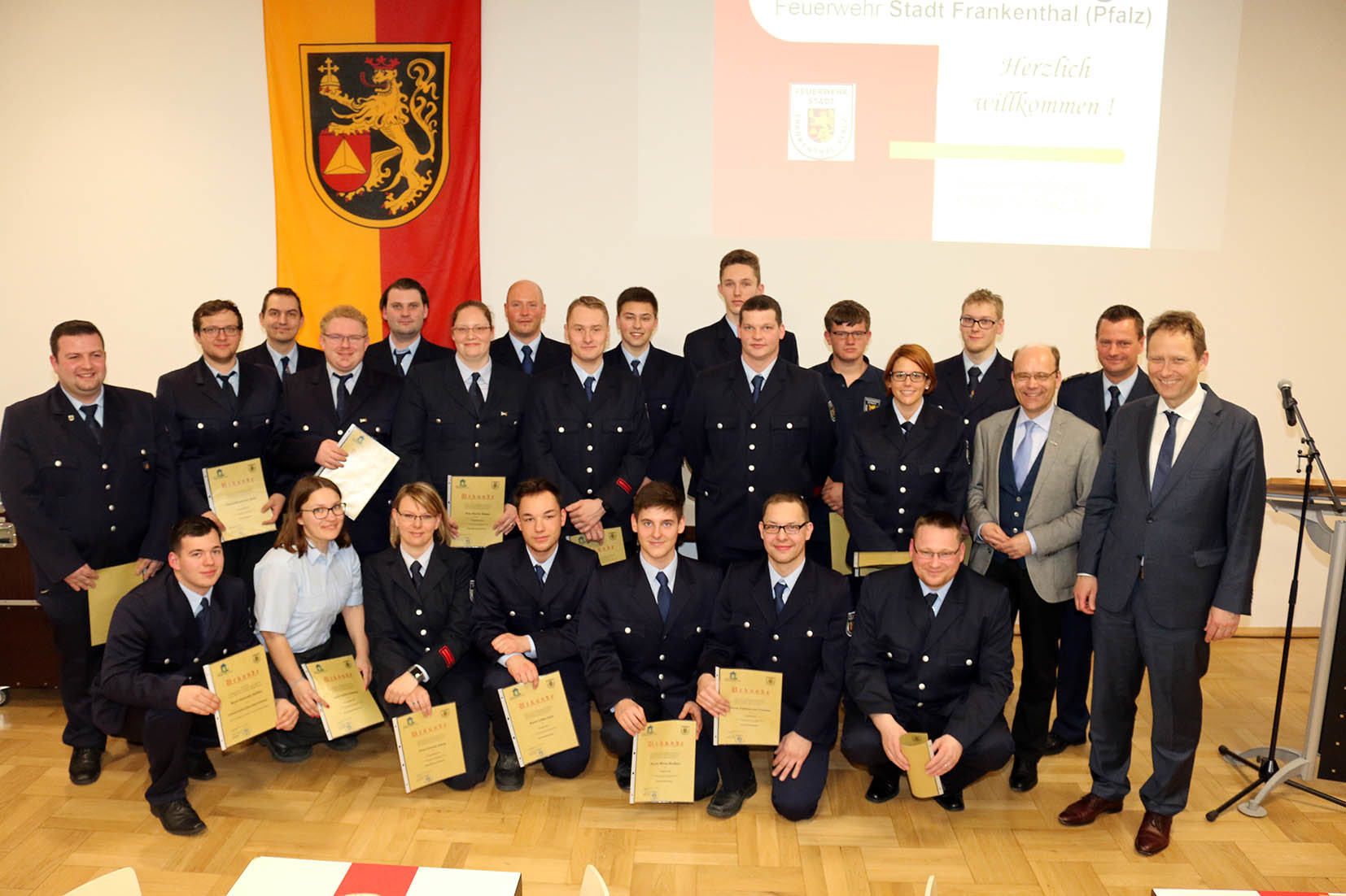 Zahlreiche Feuerwehrkräfte erhielten Ihre Beförderung.
