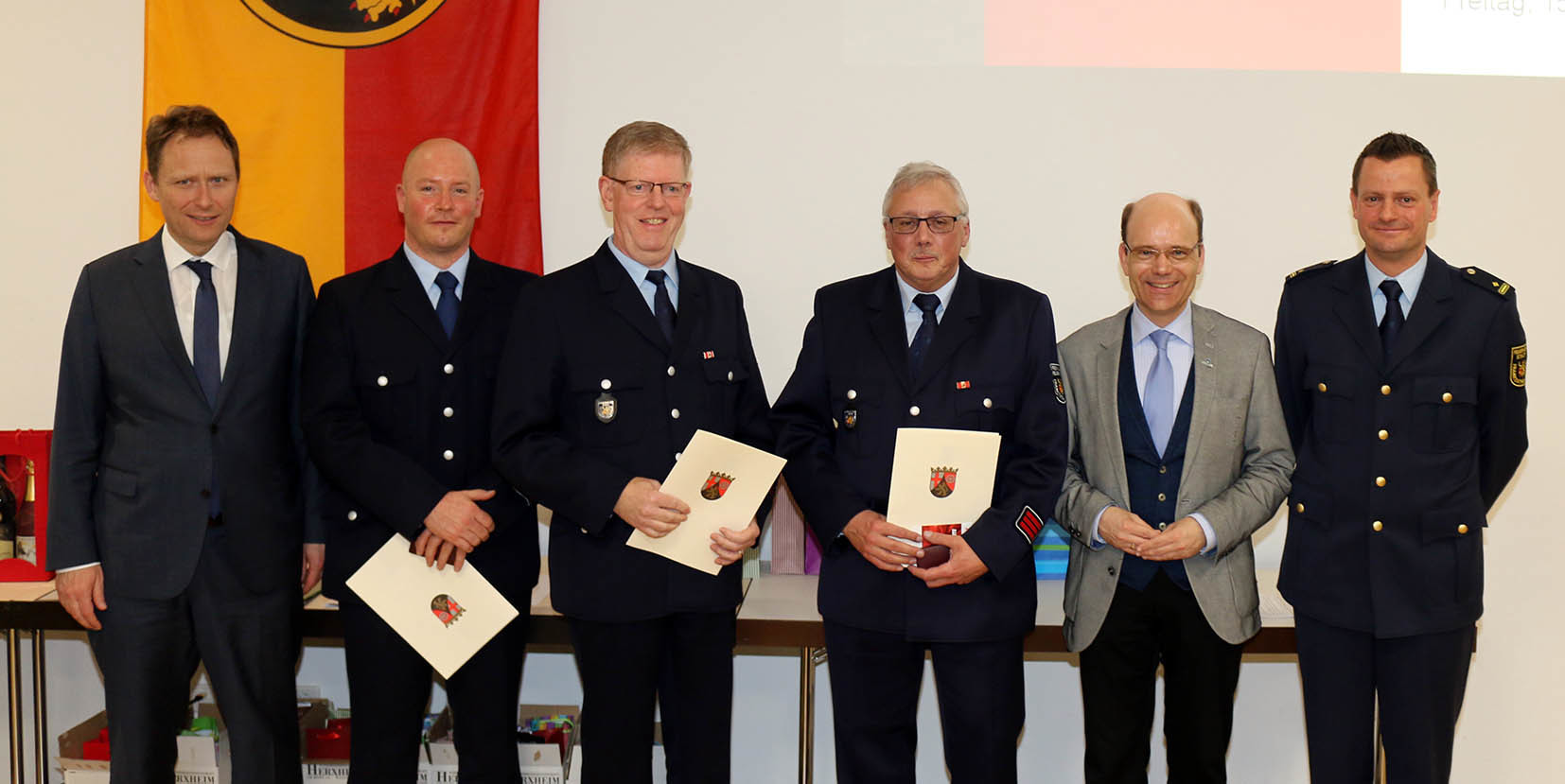 25, 35 und 45 Jahre im Dienste der Feuerwehr. v.l.n.r.: Oberbürgermeister Martin Hebich, Andreas Lohr, Herbert Kramer, Karl-Heinz Schmitt, Bürgermeister Bernd Knöppel und Stadtfeuerwehrinspekteur Jürgen Speiser.