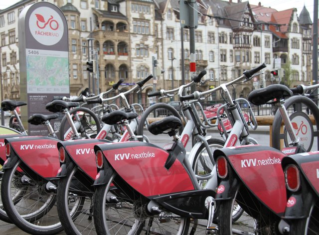 Aus „Fächerrad“ wird „KVV.nextbike“: Am 18. März startet der Karlsruher Verkehrsverbund sein Fahrradverleihsystem. Die ersten Räder wurde heute im Karlsruher Stadtgebiet aufgestellt  | Foto: KVV