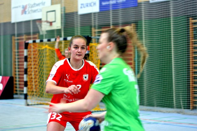 Ossi Oßwald fokussiert und positiv aggressiv in der Defense...Ball "stehlen" ist angesagt...wird zudem 3x einnetzen...