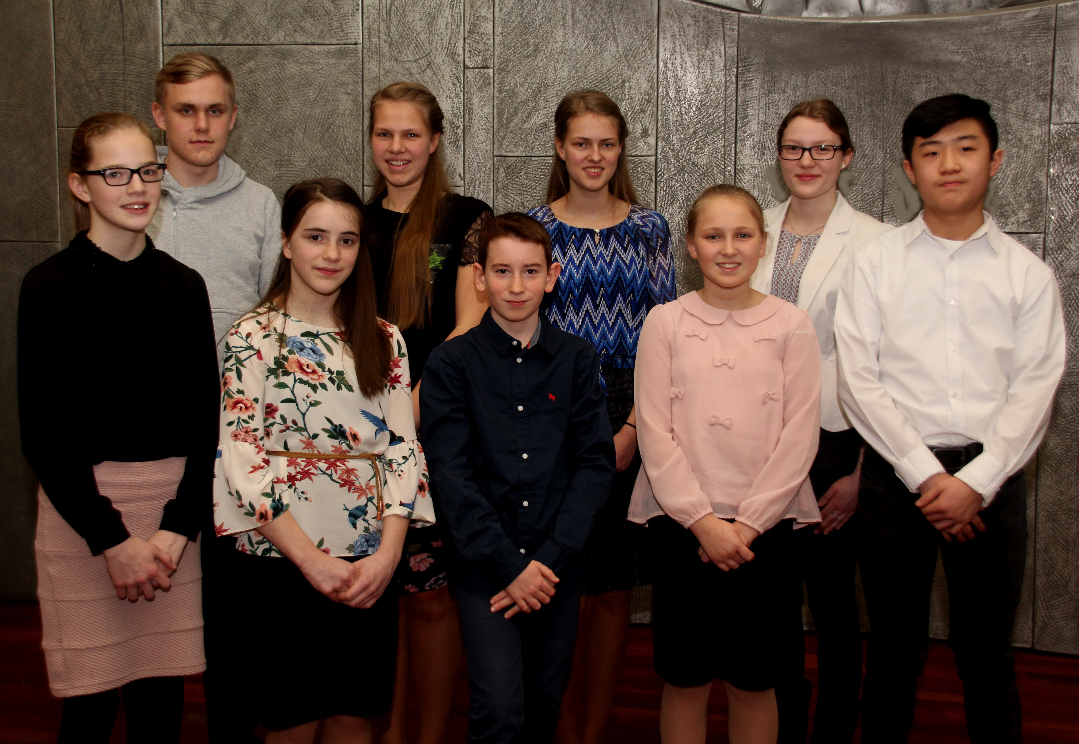 Lena Gerbershagen, Tobias Akulenko, Constancia Poluhin, Joelina Akulenko, Matthis Straßer, Leonie Akulenko, Elsy Akulenko, Marline Isabell Anders und Ga Chai Chu (von links) Foto: Kries