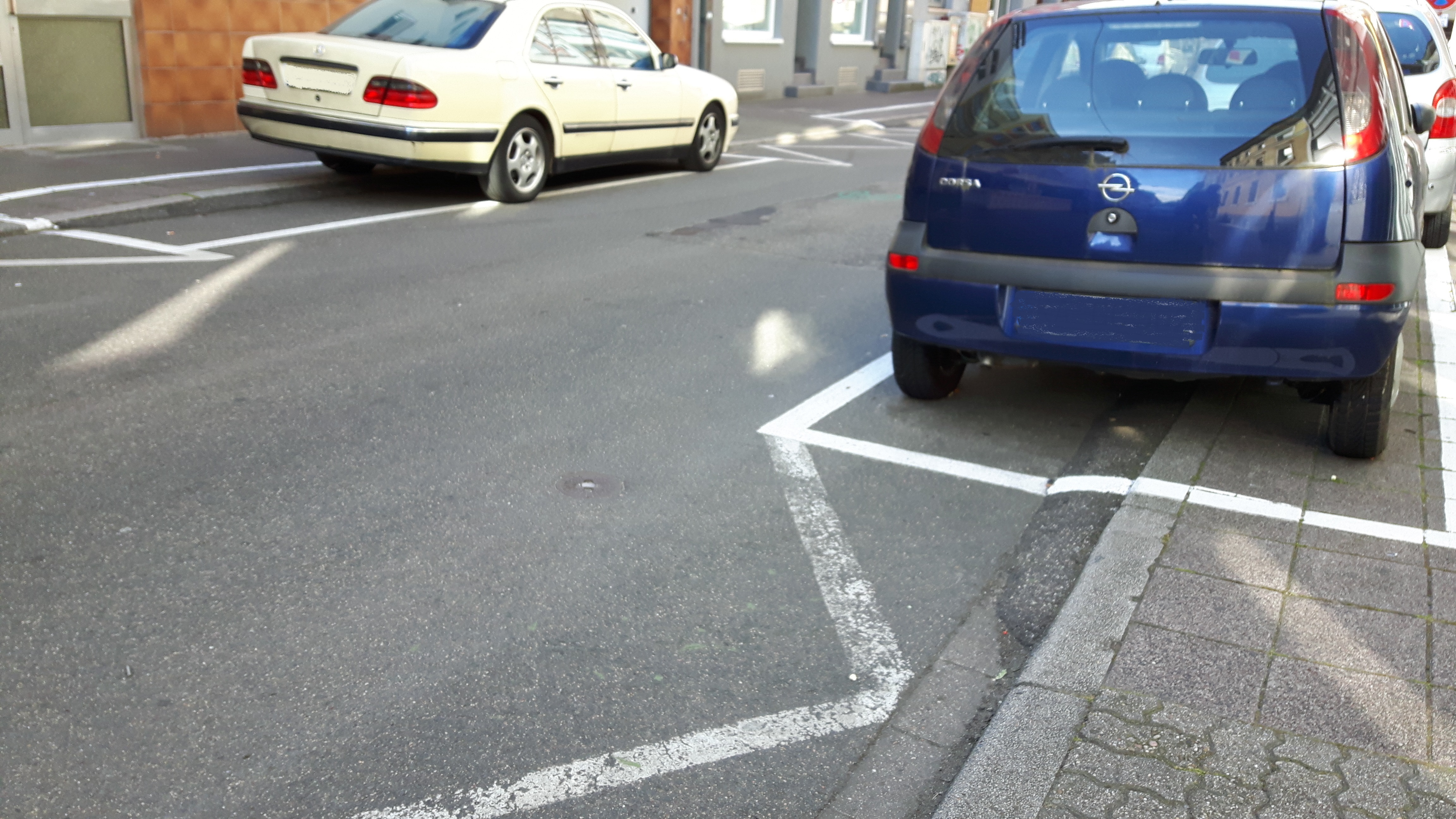 Hier wurde Gehwegparken legalisiert – aber es ist weniger Platz als vorher foto: archiv