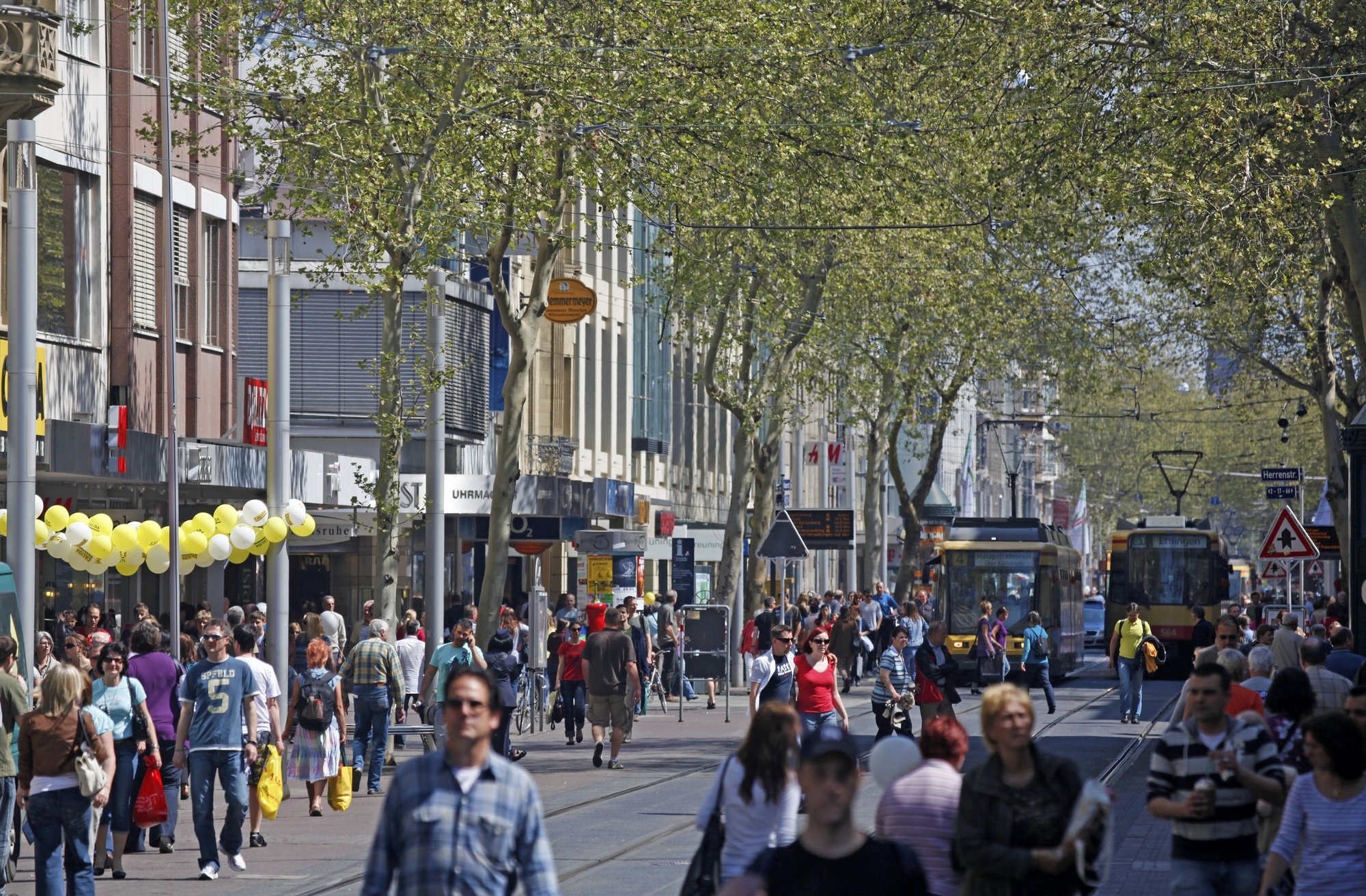Blick auf die belebte Kaiserstraße foto: Archiv/ONUK