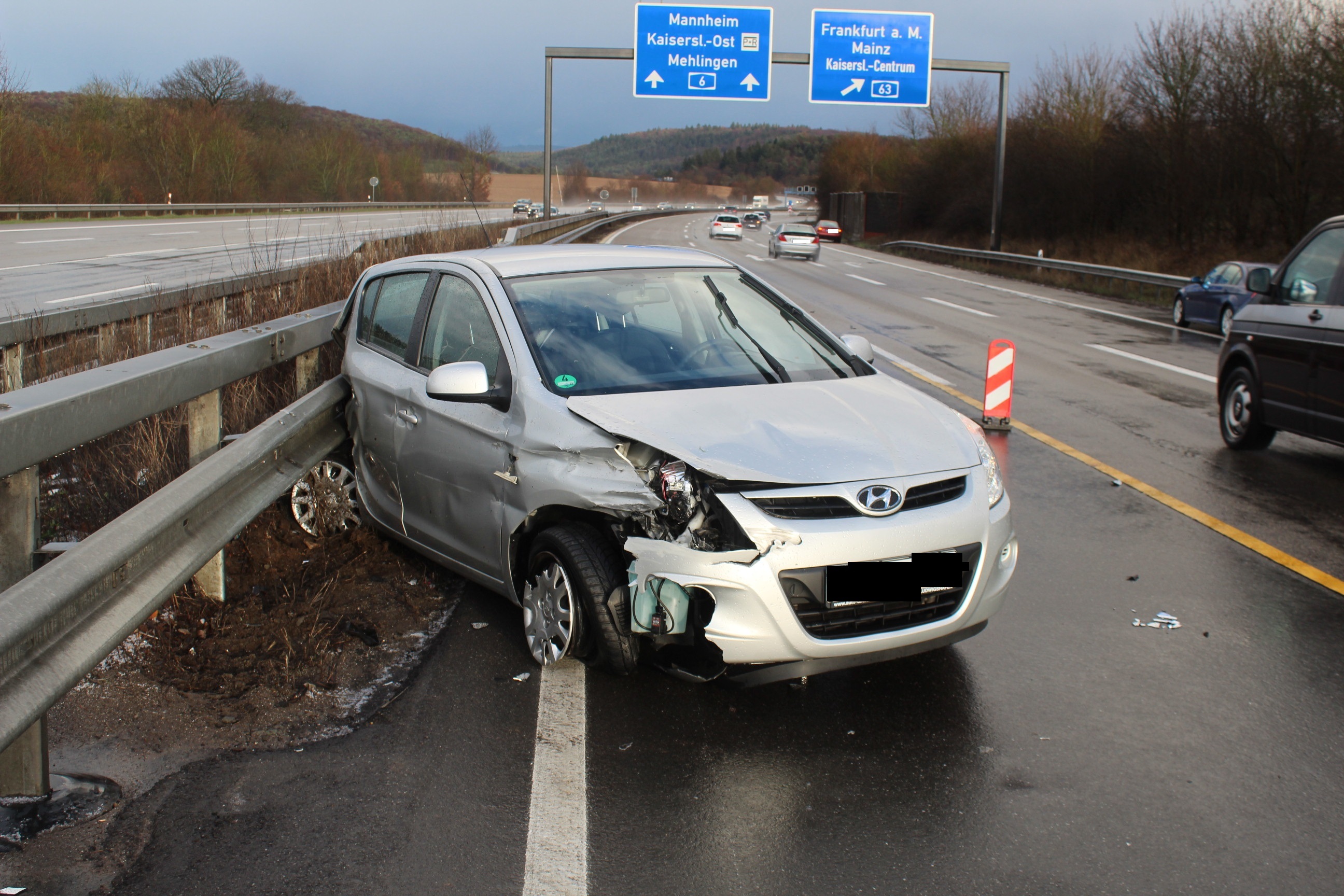 Verunfalltes Fahrzeug auf der A6