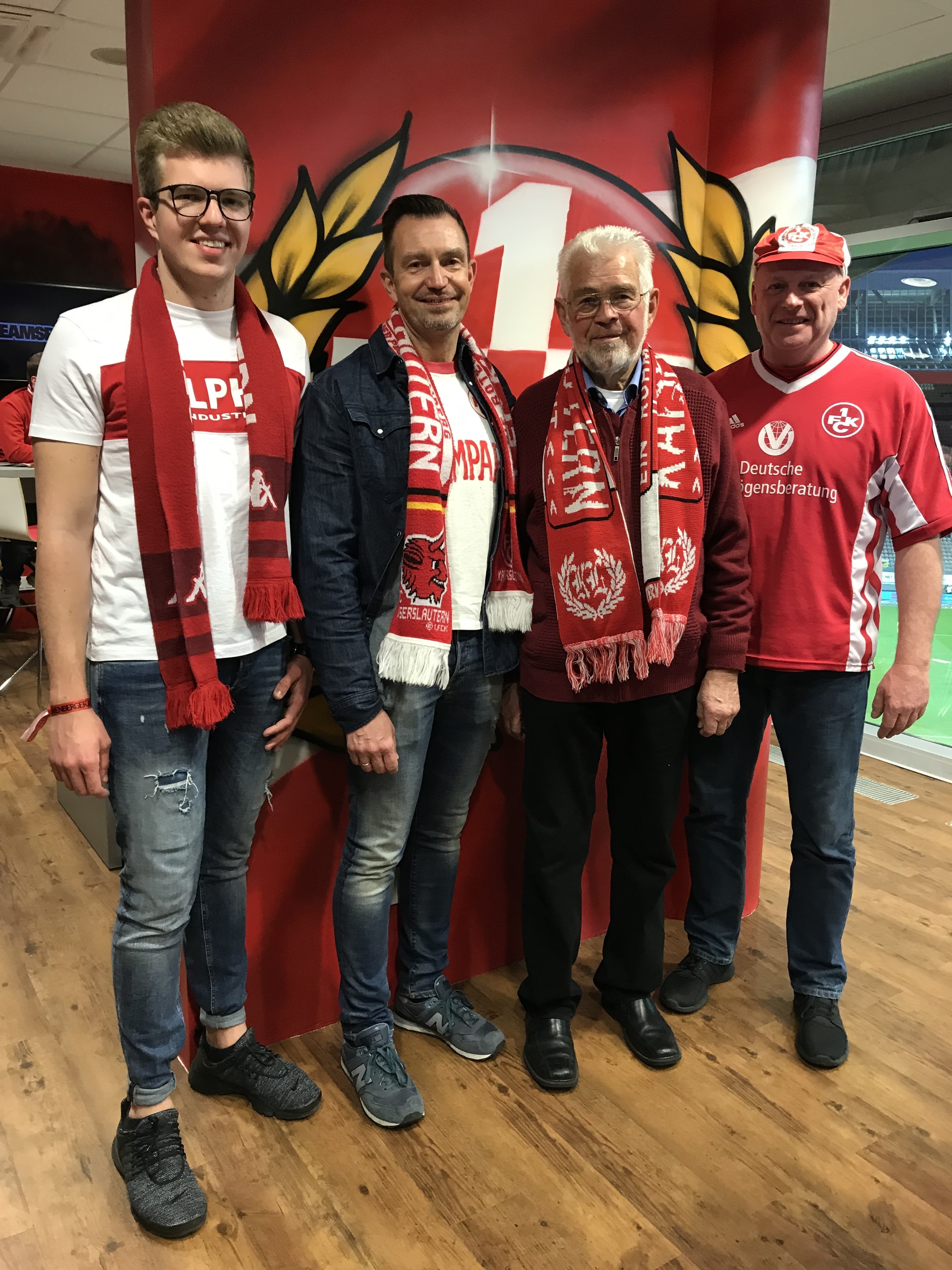 Die Gewinner Niklas Weißmann aus Erfenbach (links)und Benno Schönung aus Friesenheim (rechts) in der Layenberger&Fans-Loge