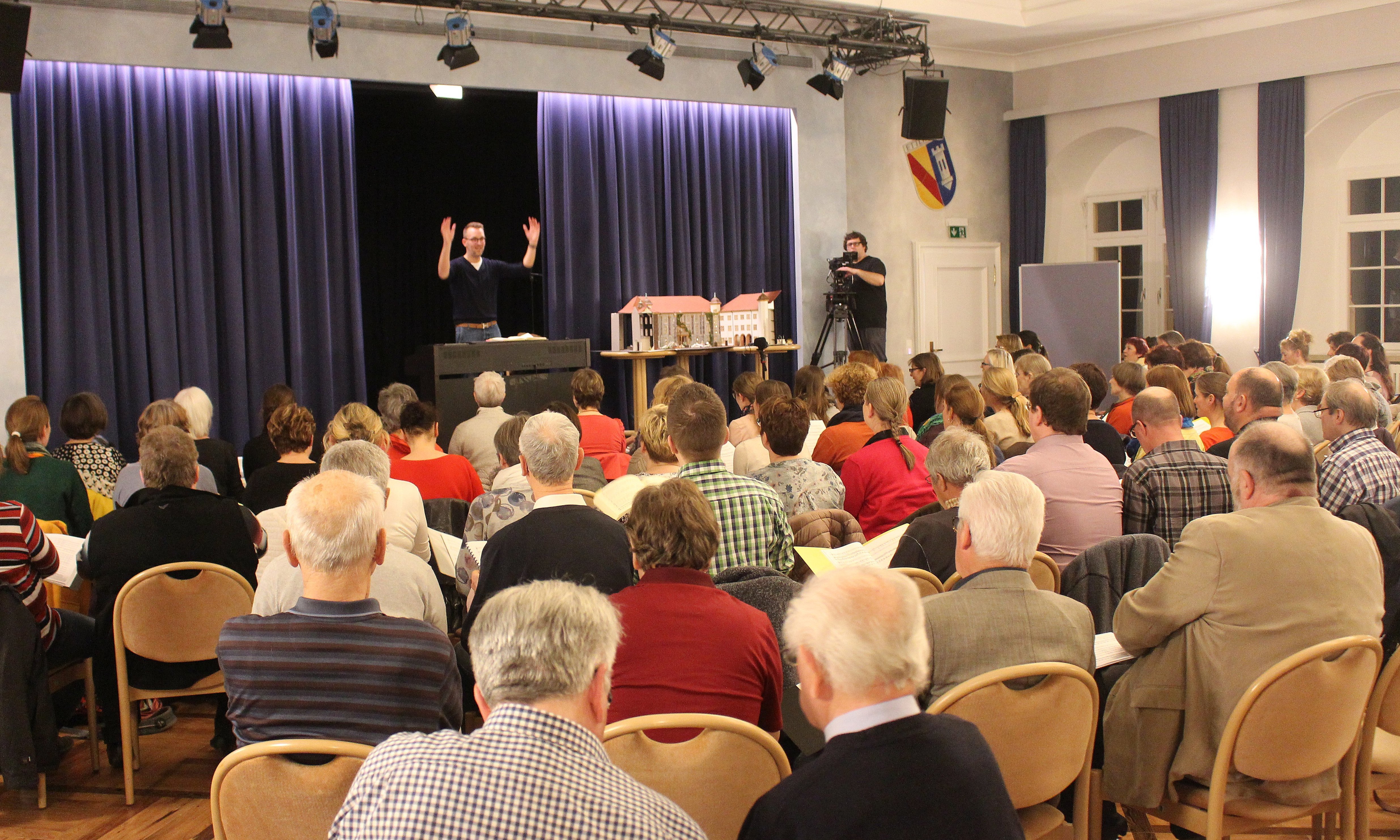 Gab den Takt vor: Chorleiter Mauro Barbierato und die 120 Sänger bei der ersten Chorprobe in Ettlingen foto: KNopf