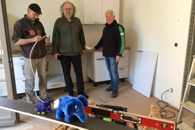 Gemeinsam etwas geschafft! (v.l.) Monteur Philippe Debroize und sein Helfer Hans-Peter Kaimer (ganz rechts) zeigen Heinrich Braun vom Kinderschutzbund den Fortschritt des Aufbaus bei der neuen Kinderhaus-Küche (Copyright: DKSB).