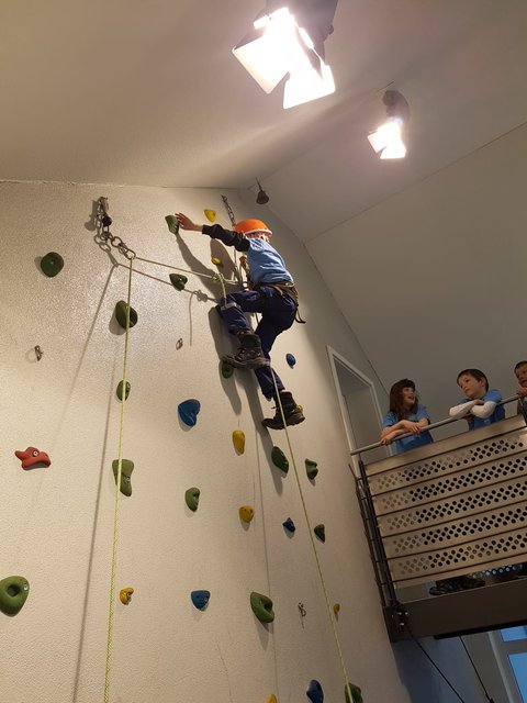 Die Bambinis an der Kletterwand.