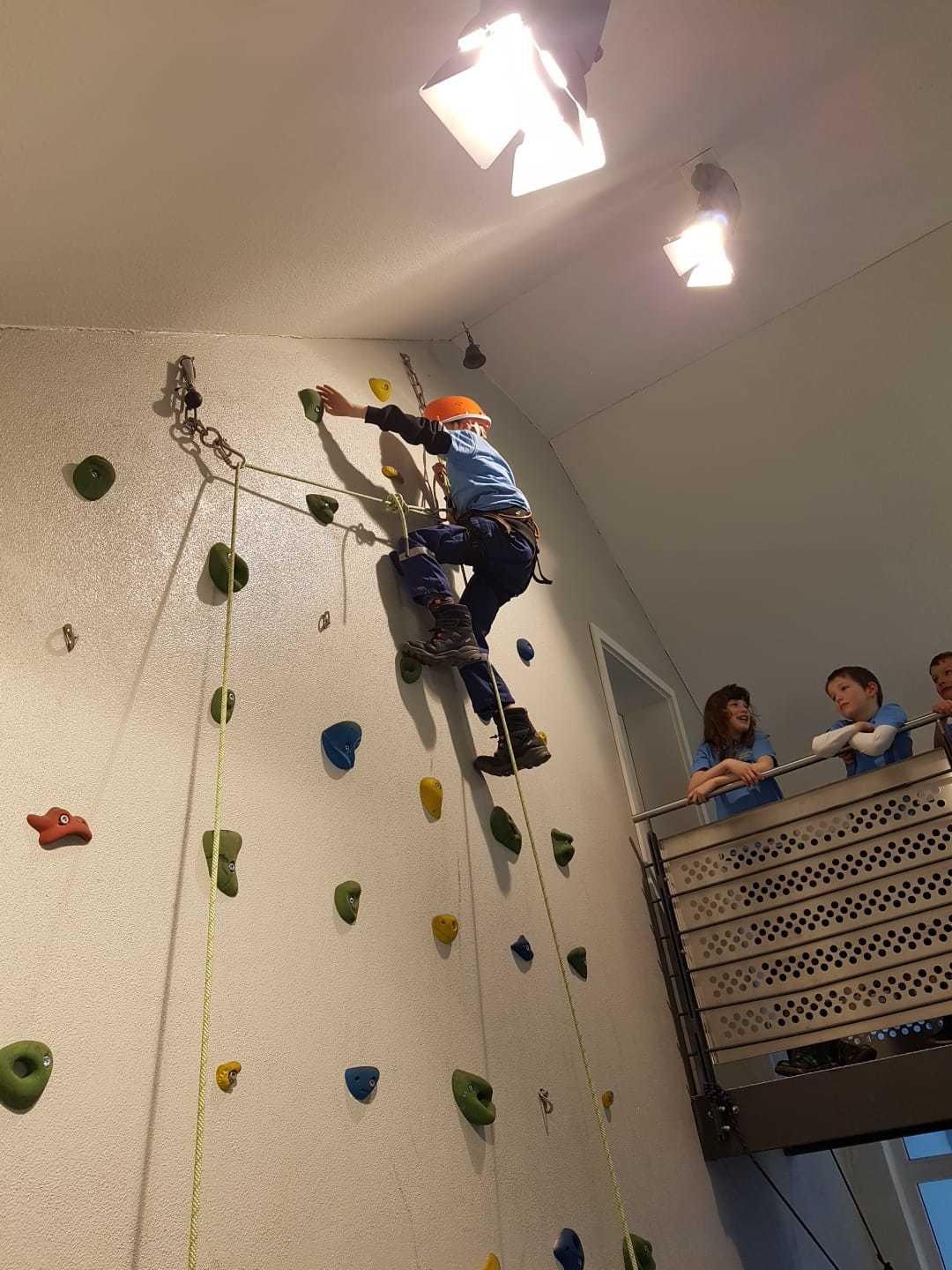 Die Bambinis an der Kletterwand.