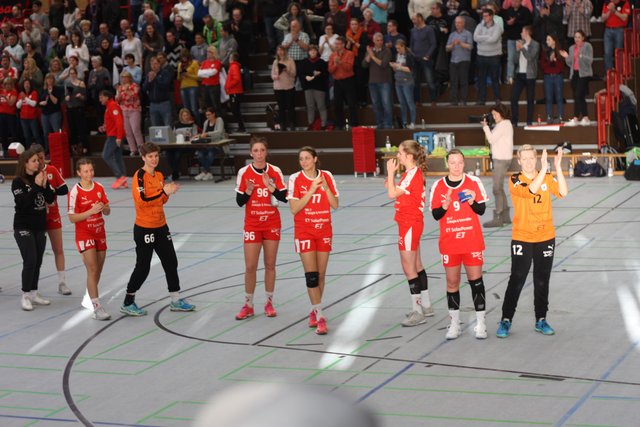 Das Team bedankt sich nach dem Spiel sonnenüberströmt bei der Ketscher Crowd, die sich genauso verausgabt hat, Bombenstimmung...in der Neurott-Halle...Der Aufstieg ist verdammt nahe...