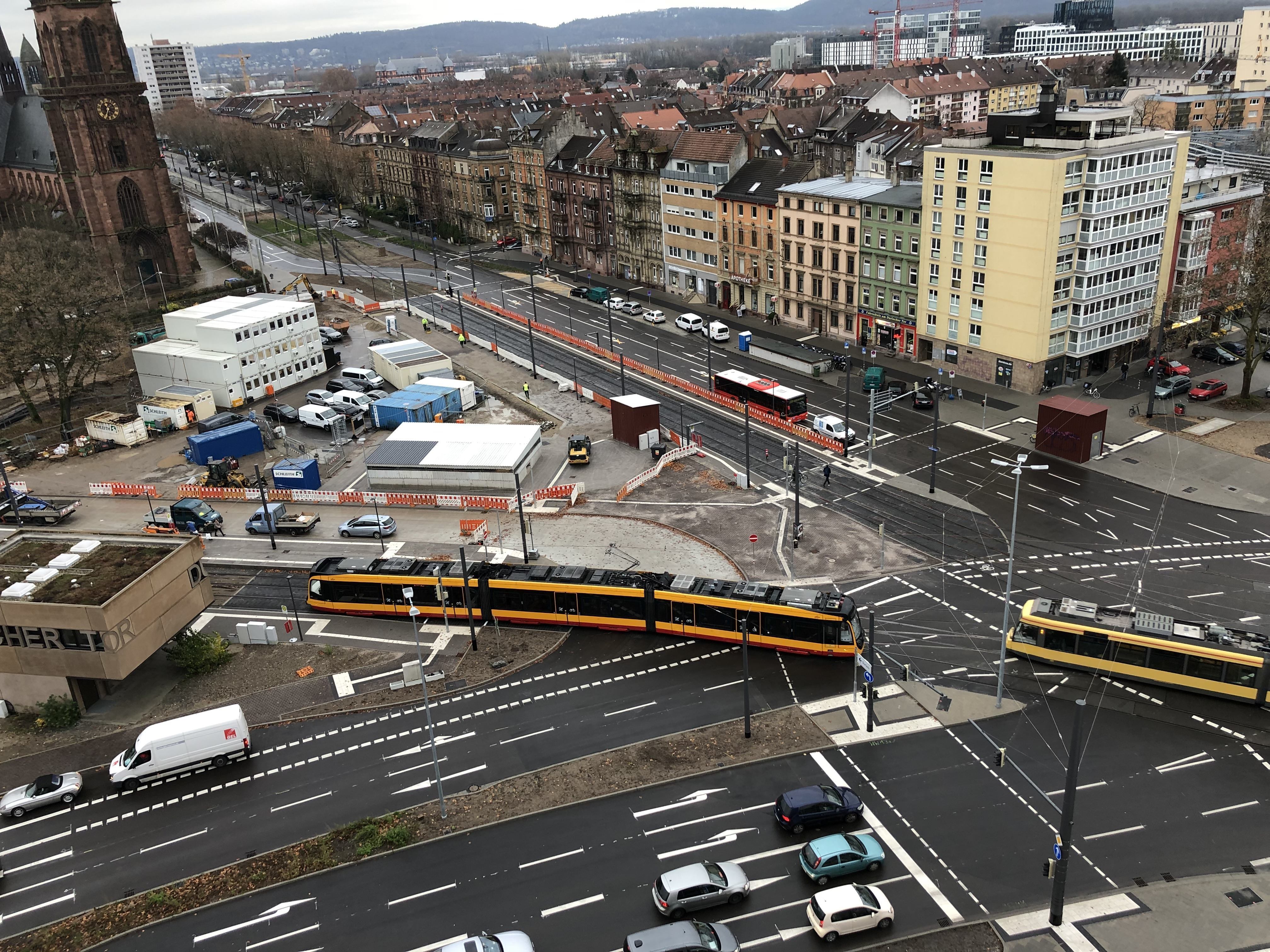 Auch wenn es die städtischen Planer als „fertig“ bezeichnen: Noch längst nicht fertig ist das Durlacher Tor. Da muss im großen Stil nachgebessert werden. foto: KASIG