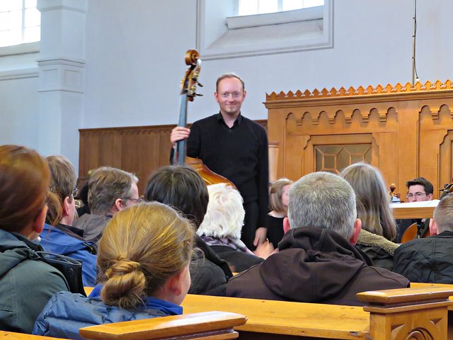 Alexis Scharff mit Kontrabass | Foto: Brigitte Melder