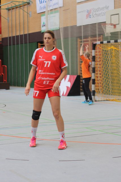 Carmen Moser abwehrbereit - here i am, scheint sie vermitteln zu wollen - Körpersprache ist alles...wird im Match 7x einnetzen...