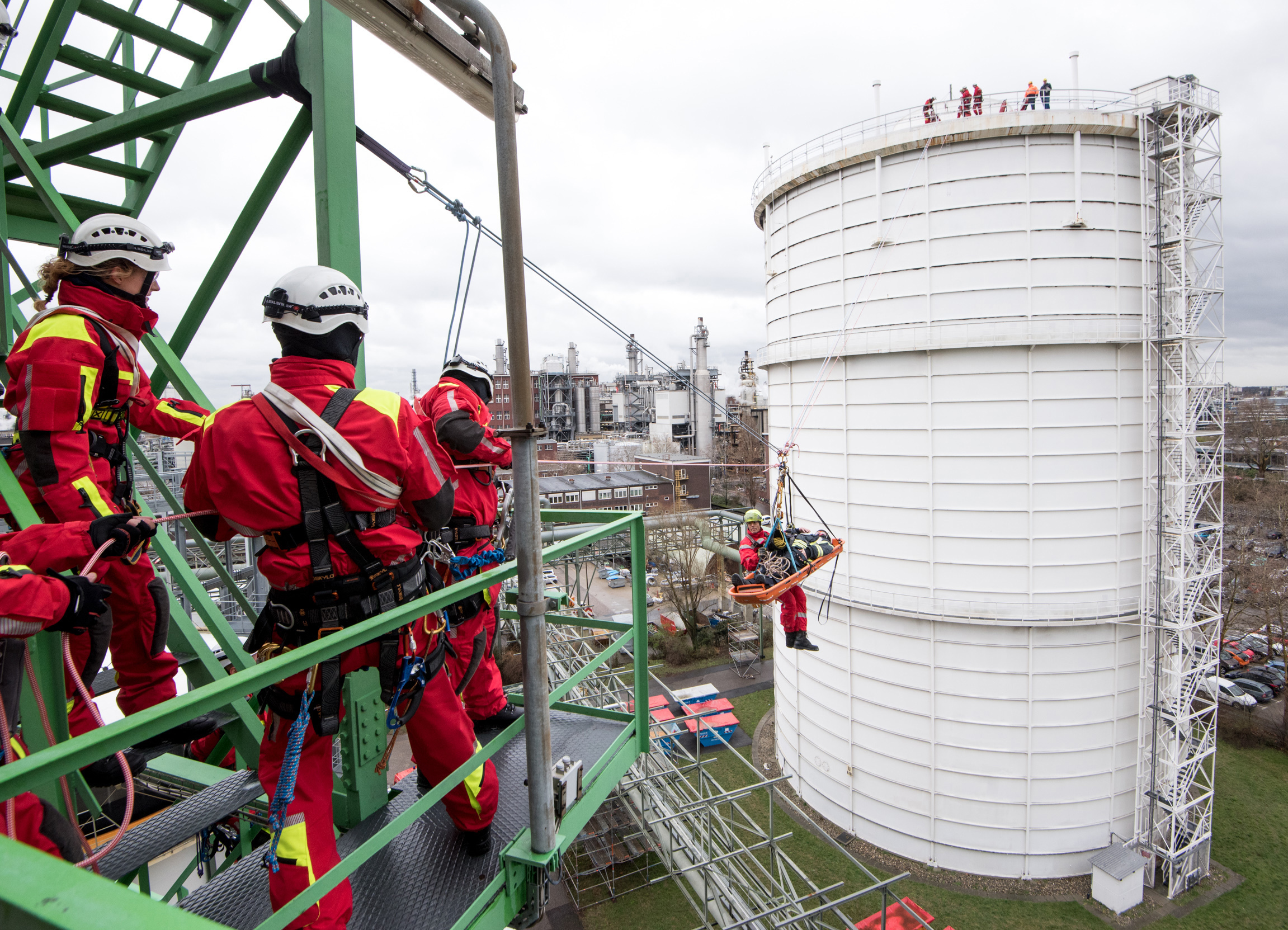 In schwindeliger Höhe sind die Rettungskräfte unterwegs.