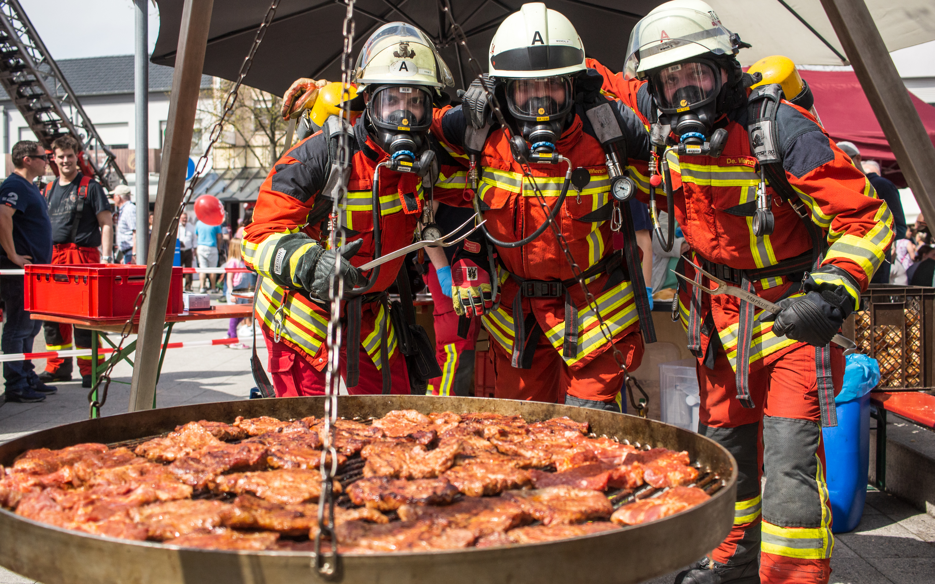 Die Freiwillige Feuerwehr Bruchsal informiert am Sonntag über ihre Arbeit - ist aber auch mit ihren gegrillten Steaks am Friedrichsplatz präsent.