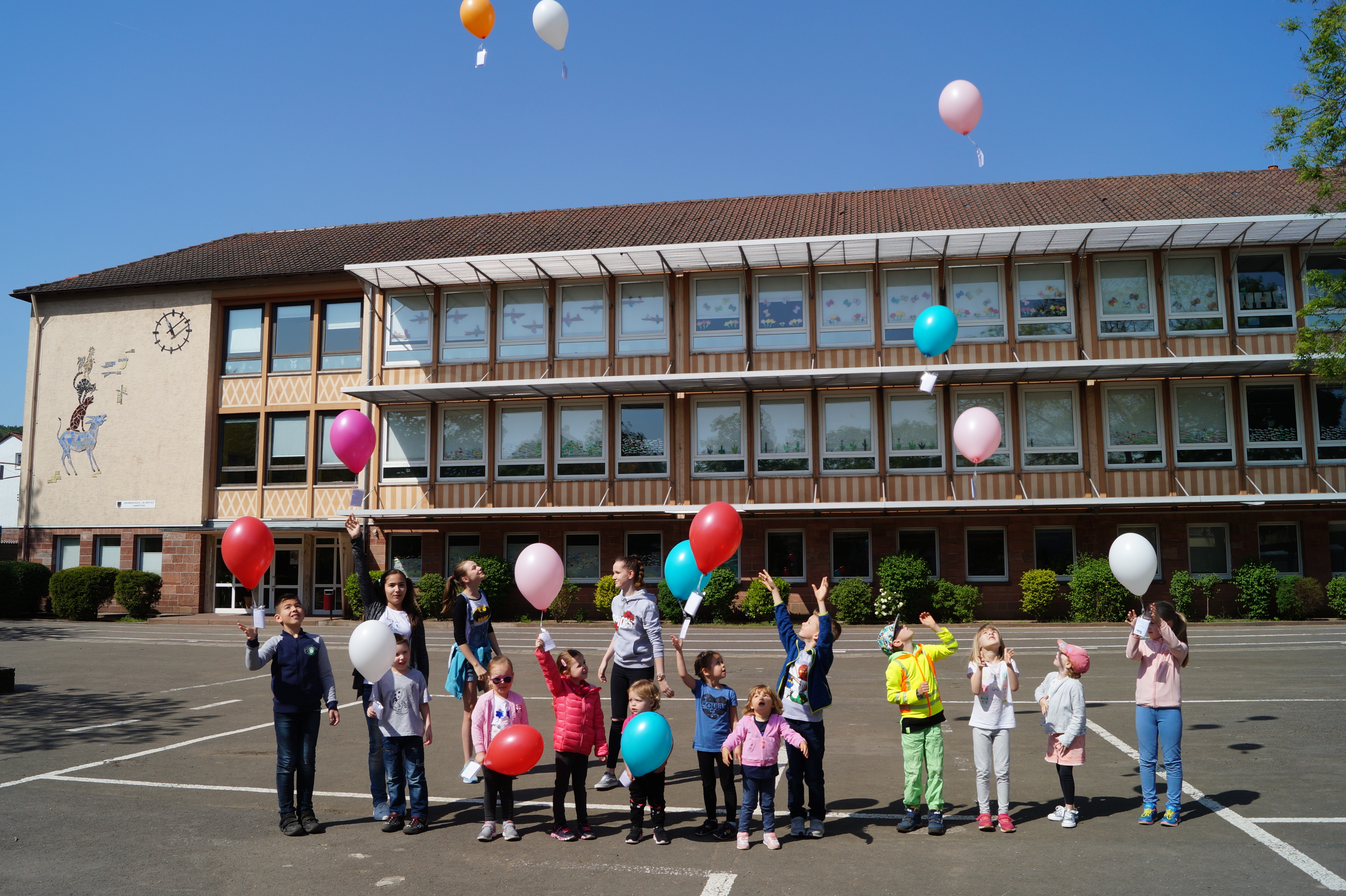 Die Ballons starten im Schulhof der Grundschule „In der Au“ in den Himmel