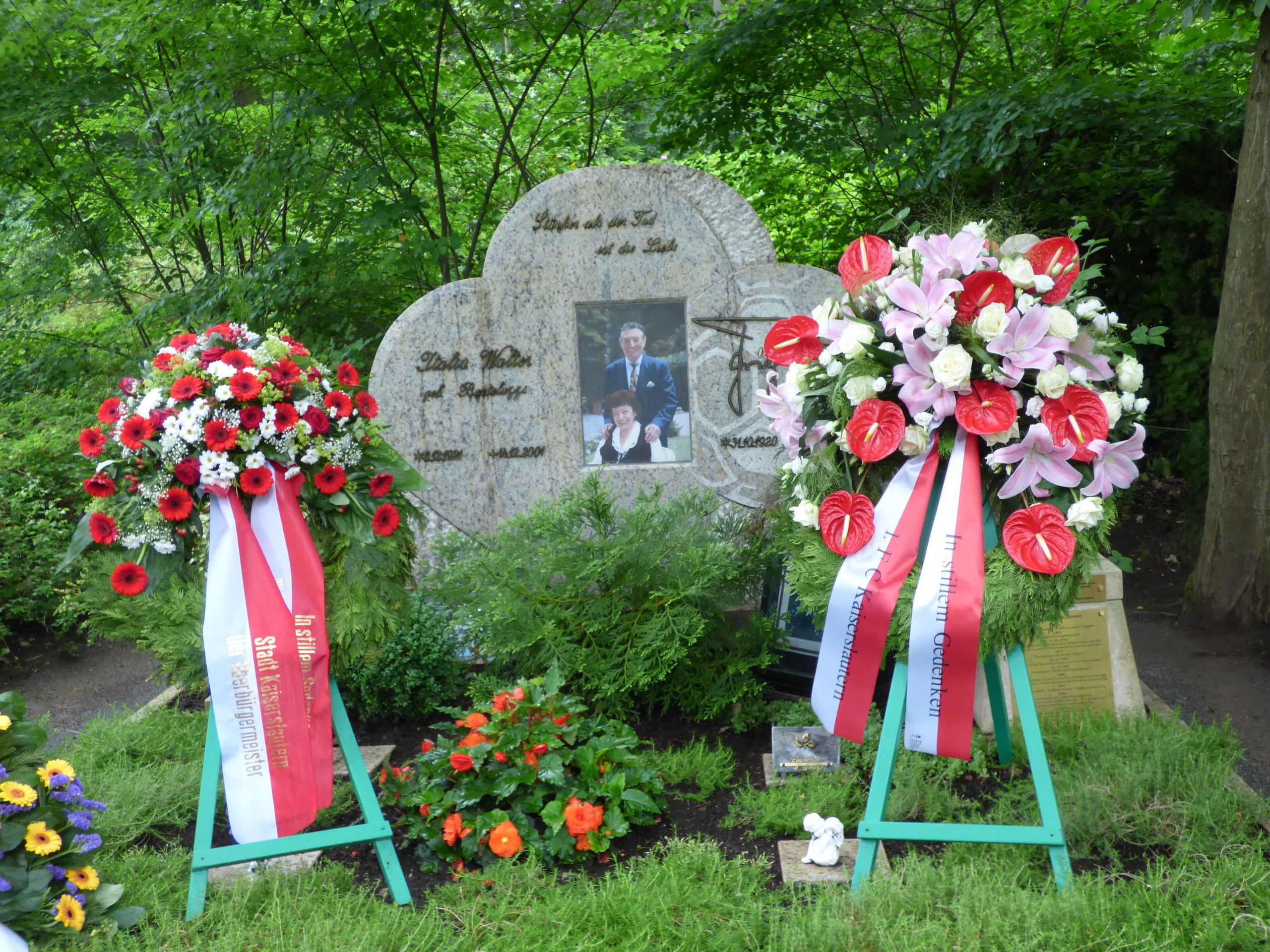 Das Ehrengrab von Italia und Fritz Walter auf dem Hauptfiedhof