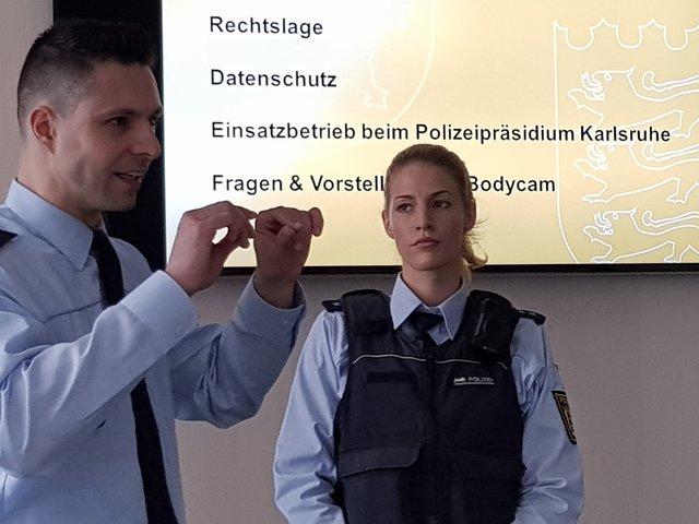 Einsatztrainer Ralf Meinzer erläutert die Einsatzbereiche | Foto: jow