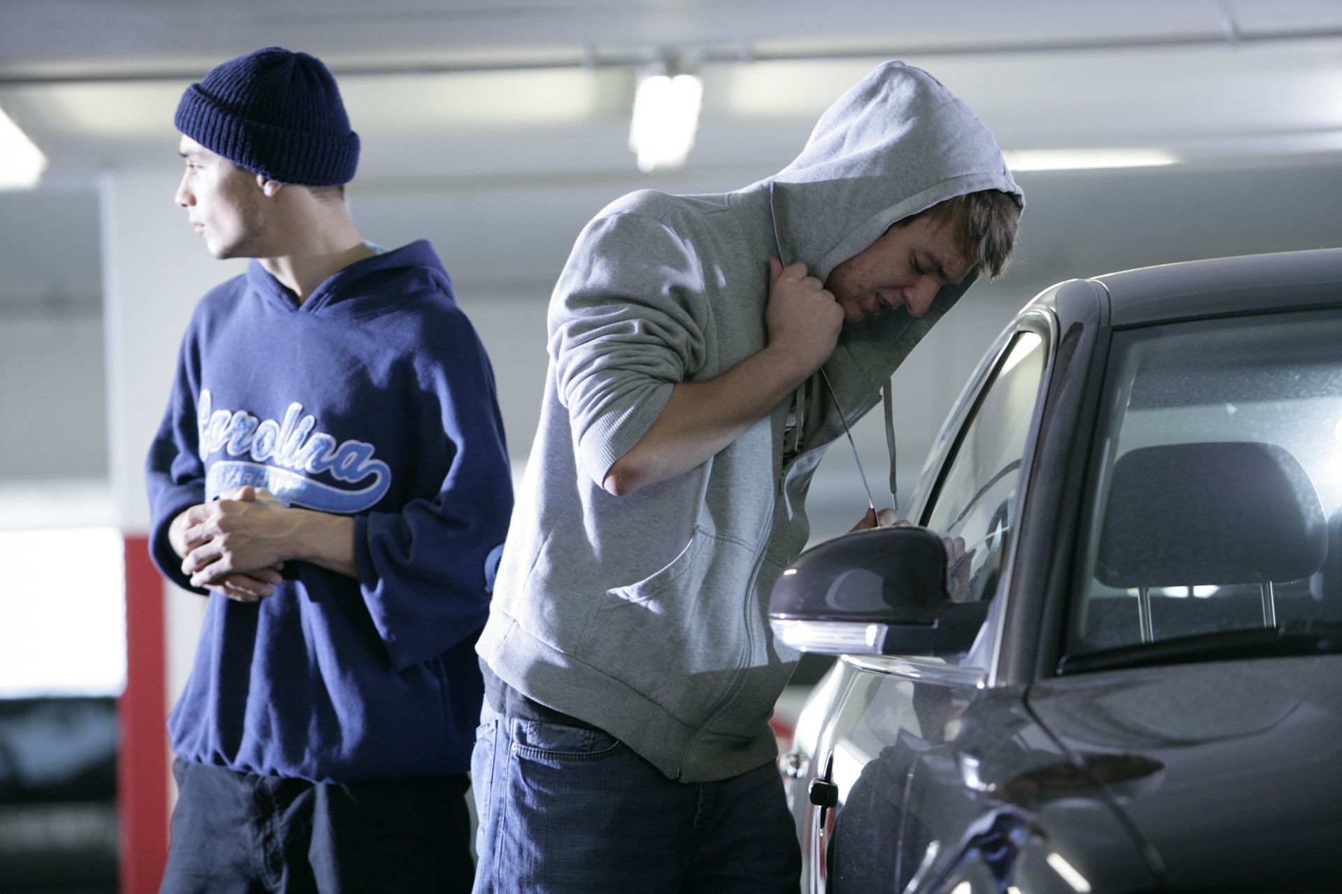 Die Polizei sucht Zeugen des Autodiebstahls