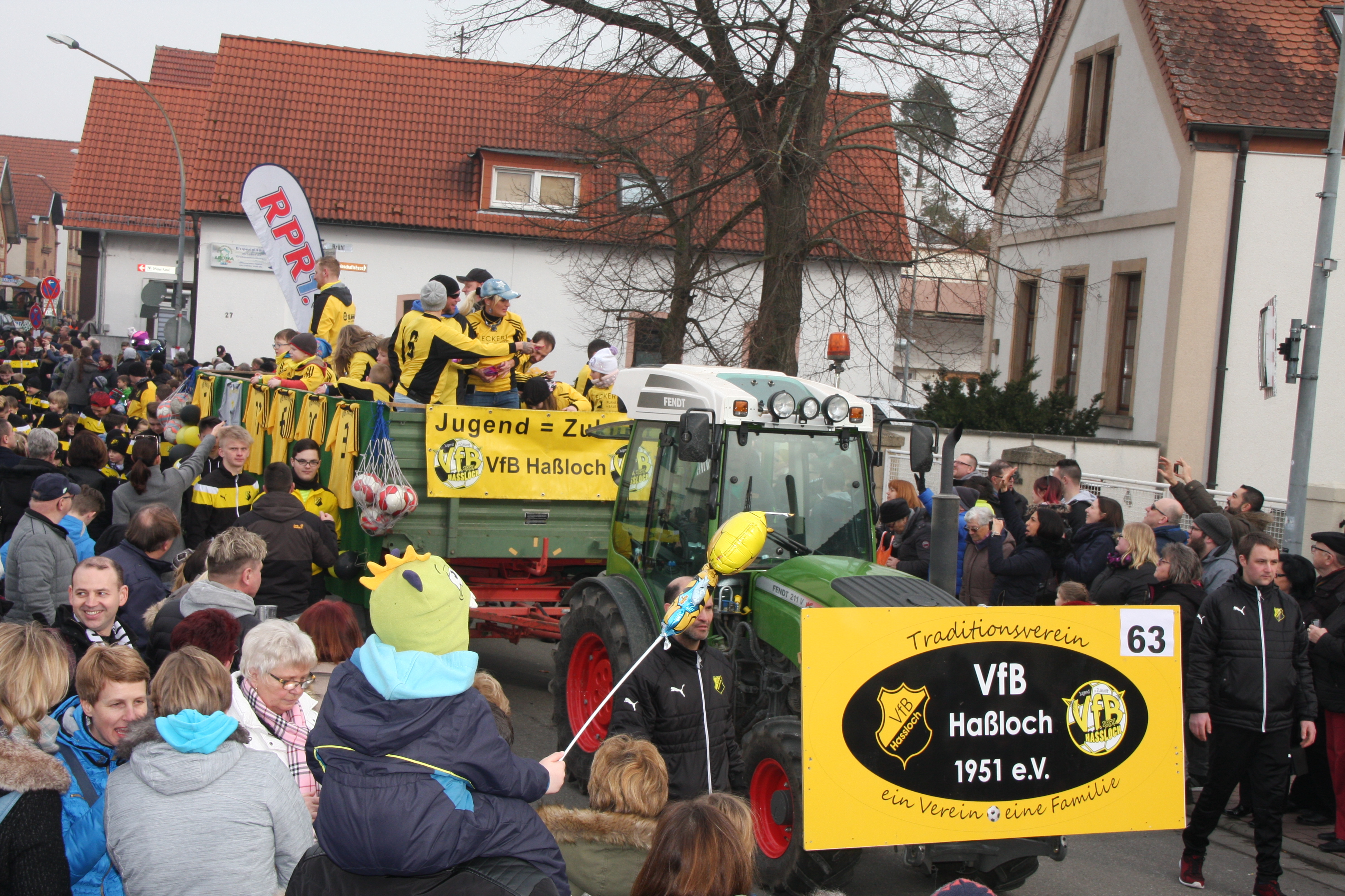Der Sommertagsumzug gerät traditionell zum Aufmarsch der Vereine, allen voran der Haßlocher Jugend.
