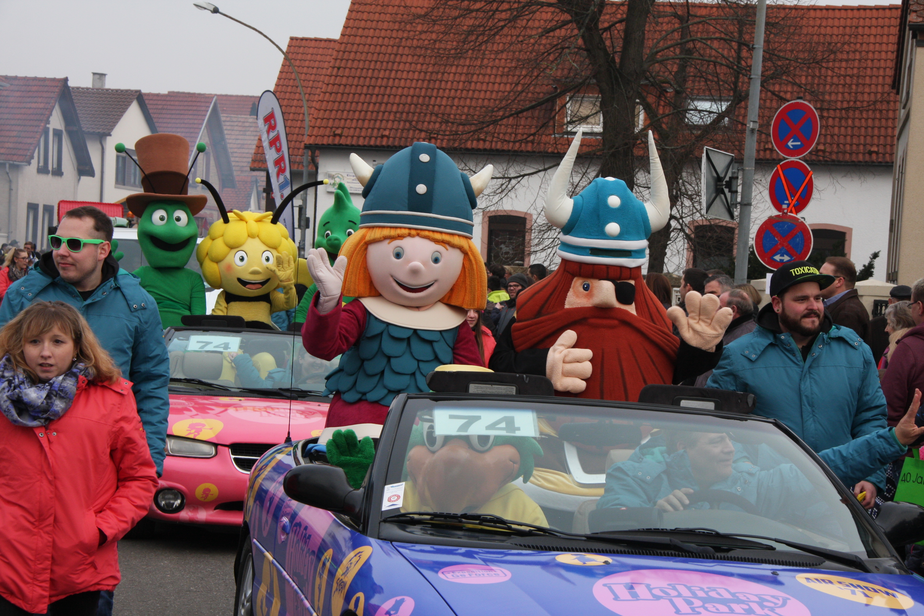 Freie Durchfahrt für Biene Maja, Wicki und Co. Für die anderen gilt ein striktes Fahr- und Parkverbot entlang der gesamten Zugstrecke.
