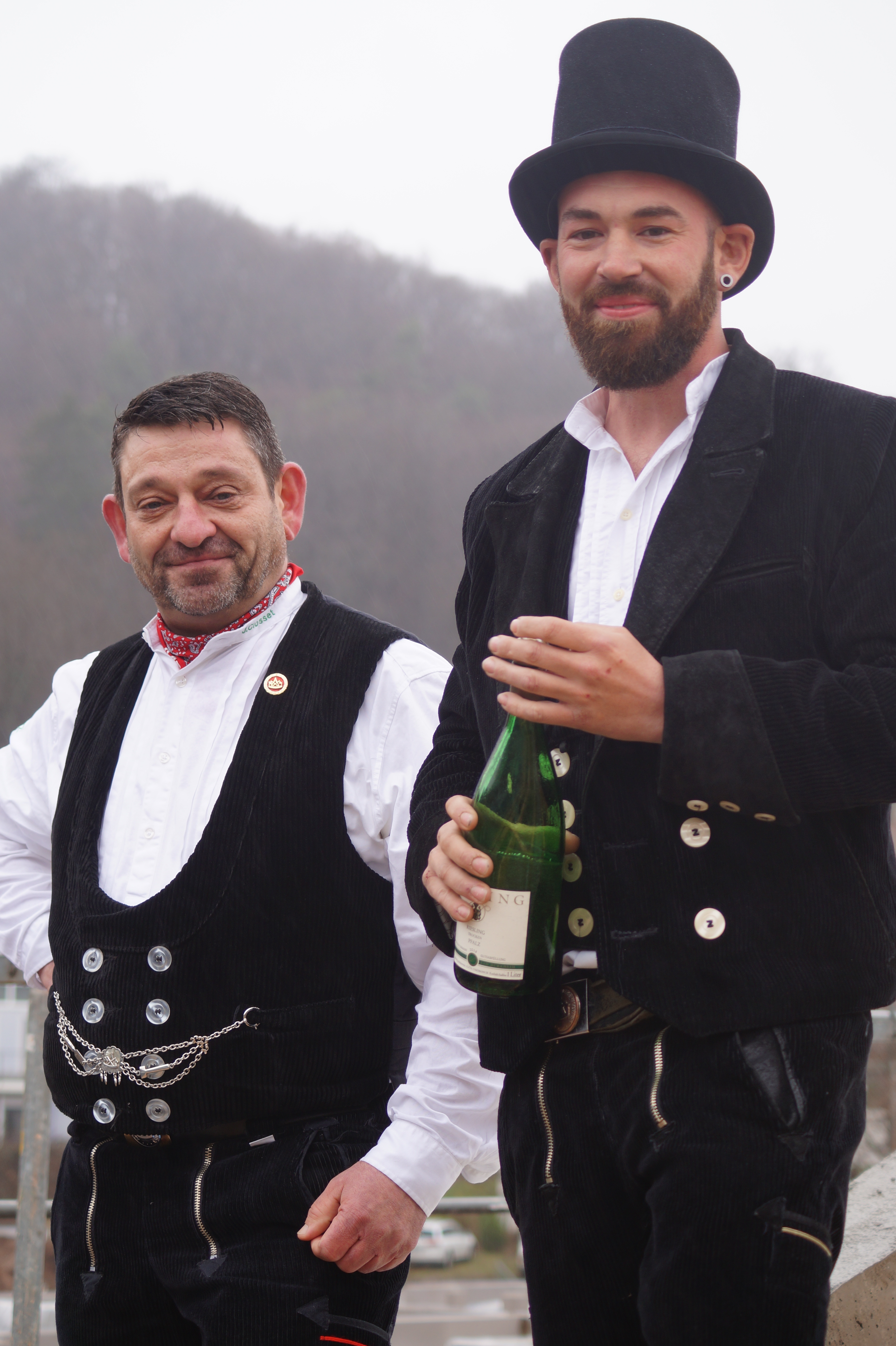 Die Zimmerer Jochen Closset und Sebastian Martin Foto: Walter