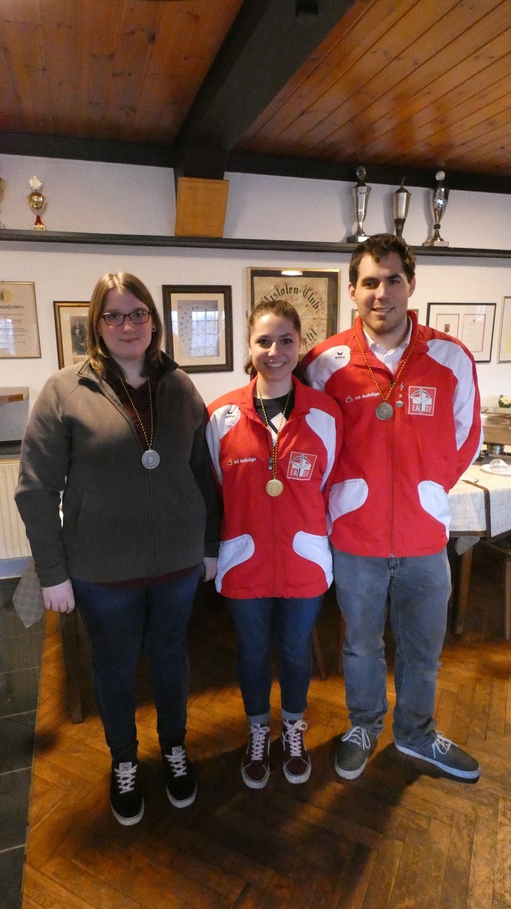 Die Armbrust-Einzelsieger Martina Sprengard, Viviane Vich und Dino Vich (von links) Foto: Sprengard