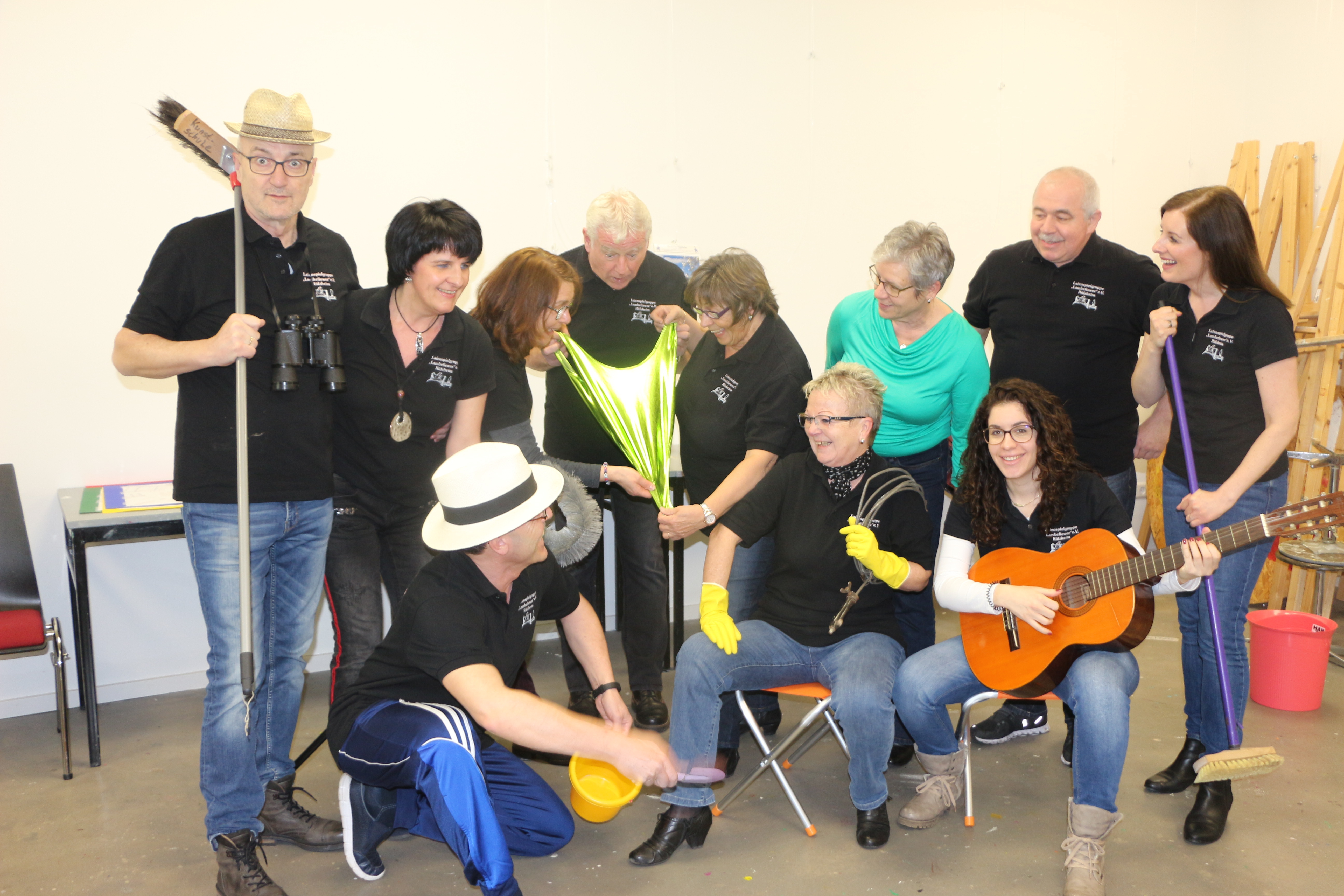 Die Theaterspiele bei den Vorbereitungen von links hinten: Bernd Dreyer, Elke Huber, Andrea Pfadt, Hermann Sitt, Gabi Pitz, Silvia Fuhr, Stefan Seelinger, Nina Hoffmann. Vorne sitzend von links: Ingmar Damian, Rosi Schmidl und Janina Völkel. Es fehlen Jürgen Schlindwein und Sascha Wiedemann, die beide auch kräftig mitproben.