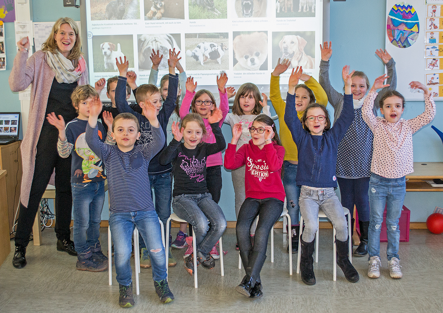 Die Klasse 2a der Grundschule Mackenbach zusammen mit Schulleiterin Svenja Mühlenbrock vor einem der drei Smartboards der Schule.