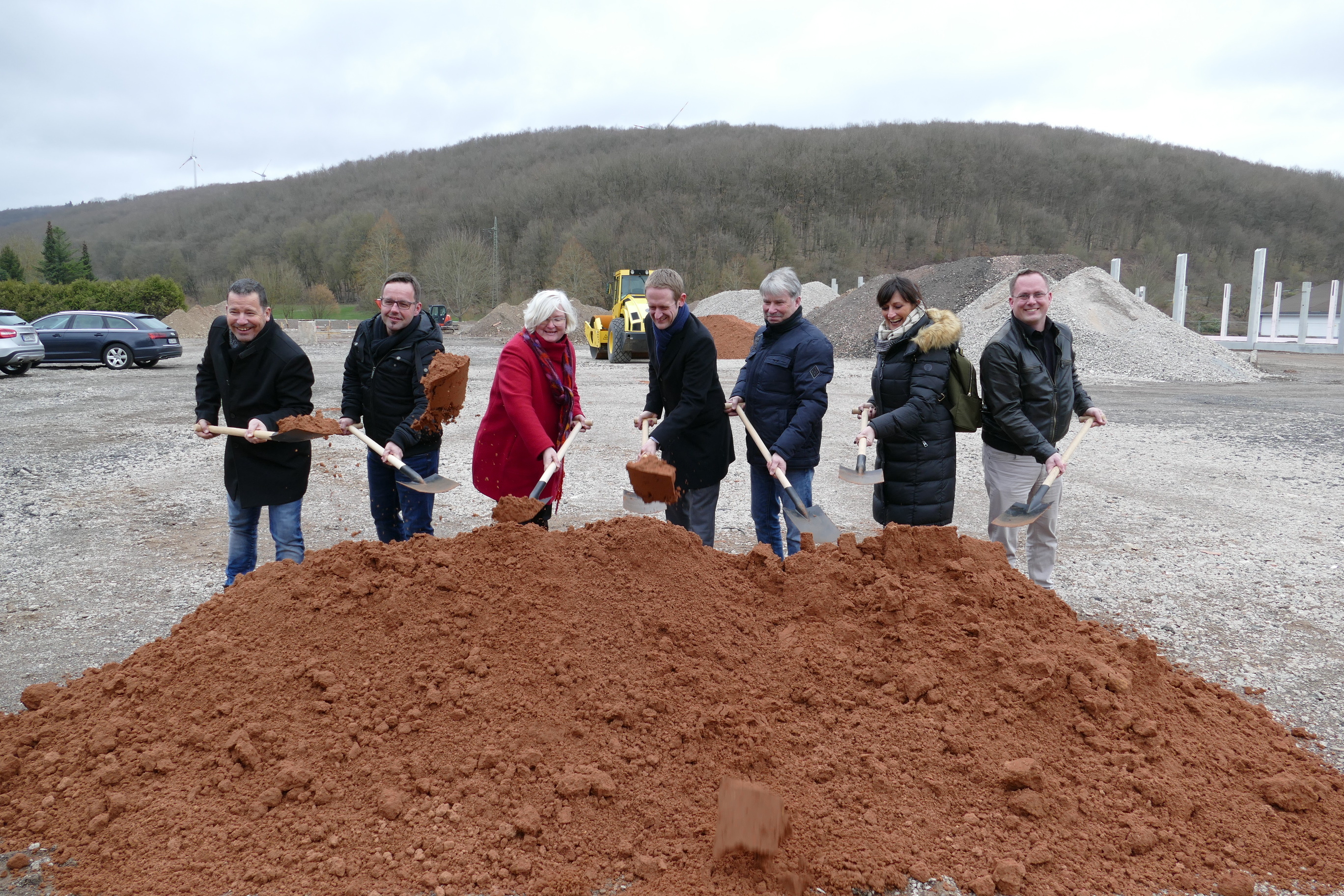 „Schwerstarbeit“ bei miserablen Witterungsbedingungen mussten, von links, leisten: Andreas Kramatschek (WASGAU), Ralf Theisinger (mcc), Stadtbürgermeisterin Ulrike Nagel, Martin Gossmann (ALDI), 1. Stadtbeigeordnter Christian Buch, Marketingleiterin Isolde Woll (WASGAU) und Marius Preussler (PREBAG). Foto: Horst Cloß