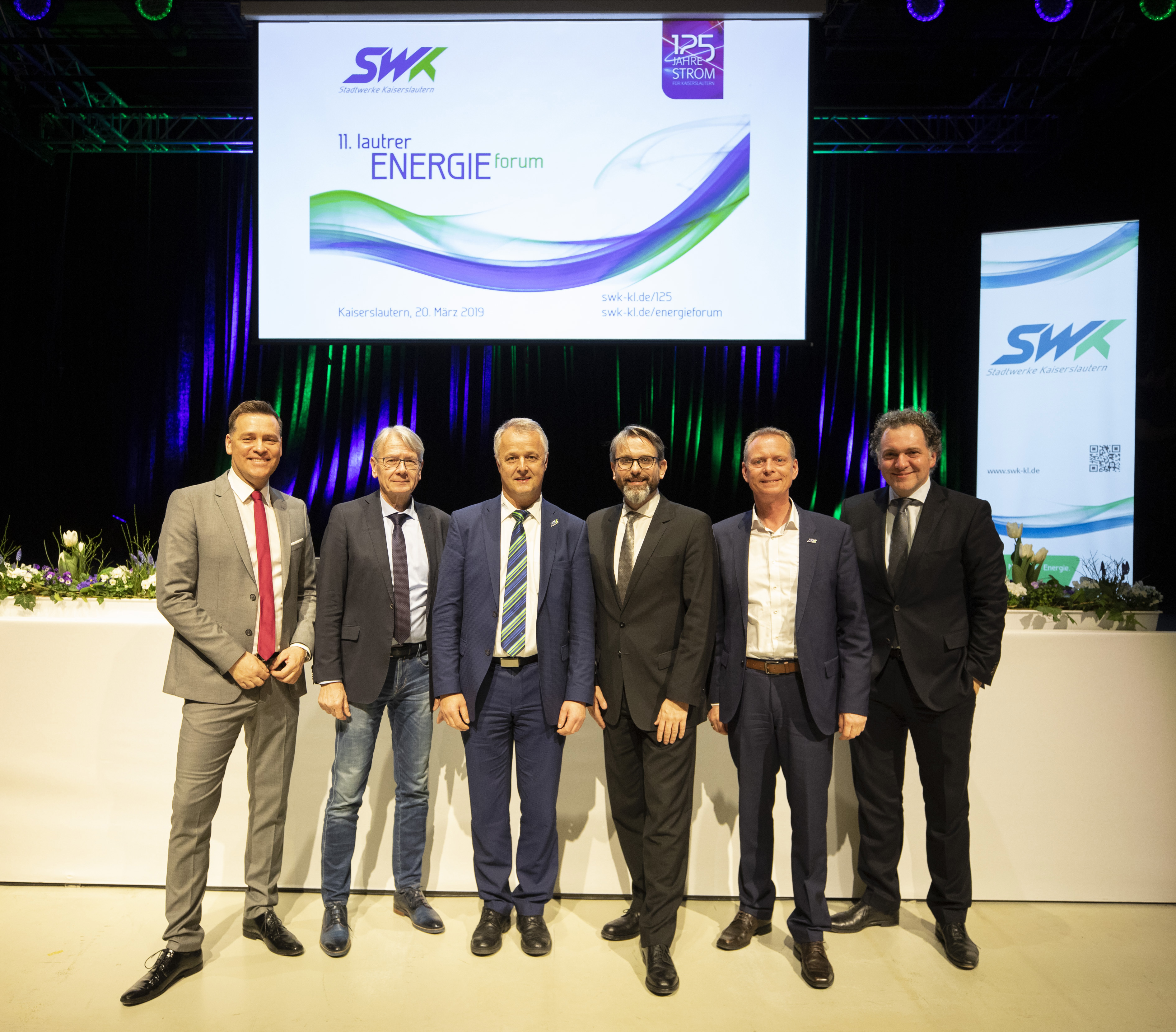 Holger Wienpahl (SWR, Moderator des Energieforums), Dr. Klaus Weichel (Oberbürgermeister), Markus Vollmer (Vorstandsmitglied der SWK), Professor Dr. Marc Oliver Bettzüge (Energiewirtschaftliches Institut Universität Köln), Richard Mastenbroek (Vorstandsmitglied der SWK) und Dipl.-Kfm. Horst Meierhofer (Geschäftsführer LDEW Hessen/Rheinland Pfalz e.V., Mainz) (von links) Foto: PS