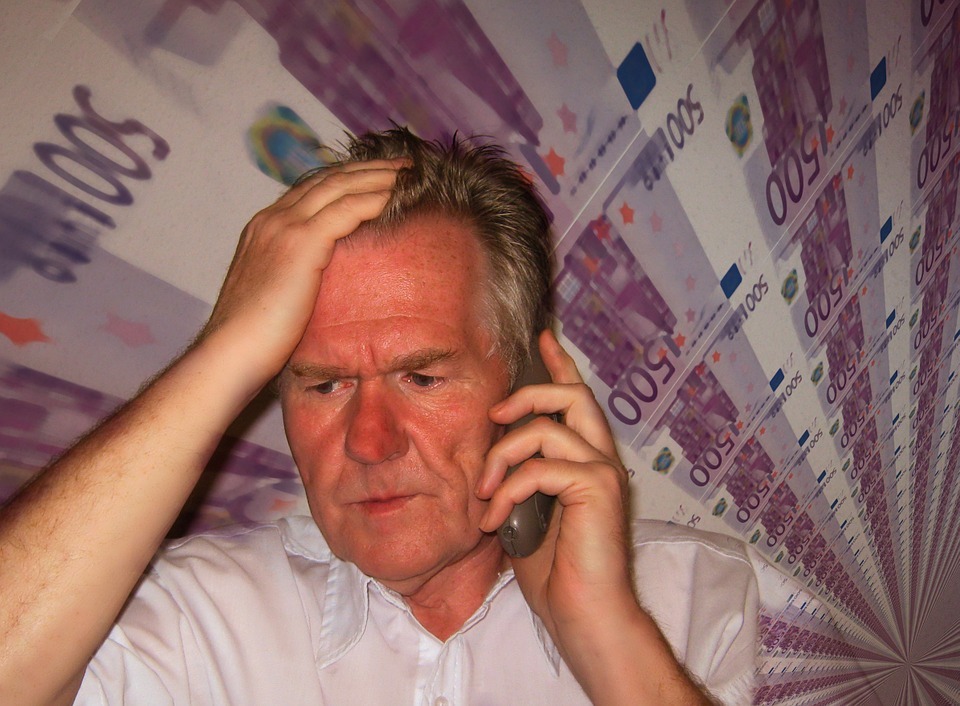 Geldforderungen am Telefon sollten stets gründlich hinterfragt werden. Auf alle Fälle gilt: Panik vermeiden und kühlen Kopf bewahren.