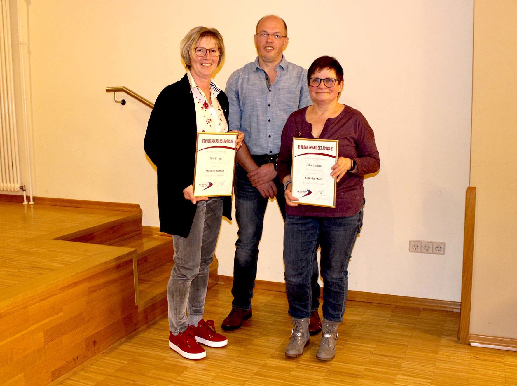 Marlene Schick, Matthias Fritz und Christa Mohr (von links) wurden für langjährige Mitgliedschaft beim TV Homberg geehrt.