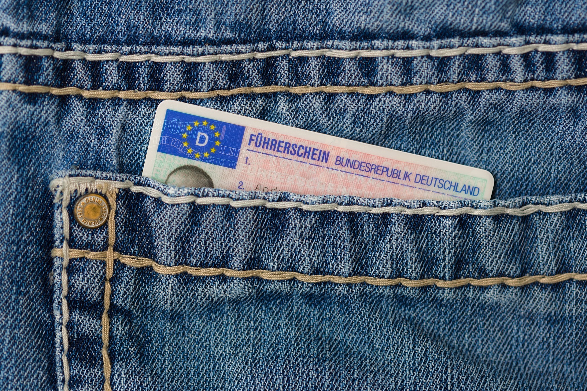 Der Führerschein war bisher grenzenlos gültig. Alle Führerscheinbesitzer müssen den Führerschein umtauschen.