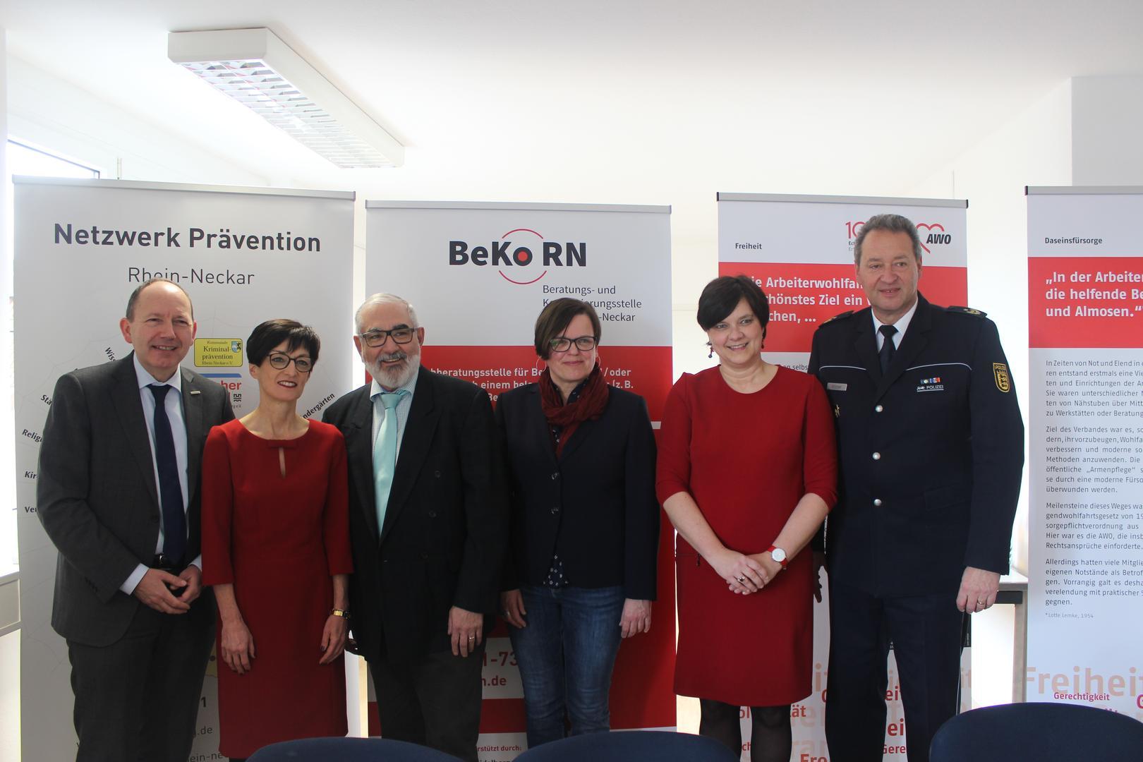 Freuen sich über die Eröffnung der BeKo (von links): Christian Specht, Erster Bürgermeister der Stadt Mannheim, Stefanie Jansen, Sozialdezernentin des Rhein-Neckar-Kreises, Wolfgang Erichson, Bürgermeister der Stadt Heidelberg, Dr. Angelika Treibel, Leiterin der BeKo Rhein-Neckar, Stefanie Burke-Hähner, Geschäftsführerin AWO-Kreisverband Heidelberg, und Thomas Köber, Präsident des Polizeipräsidiums Mannheim.