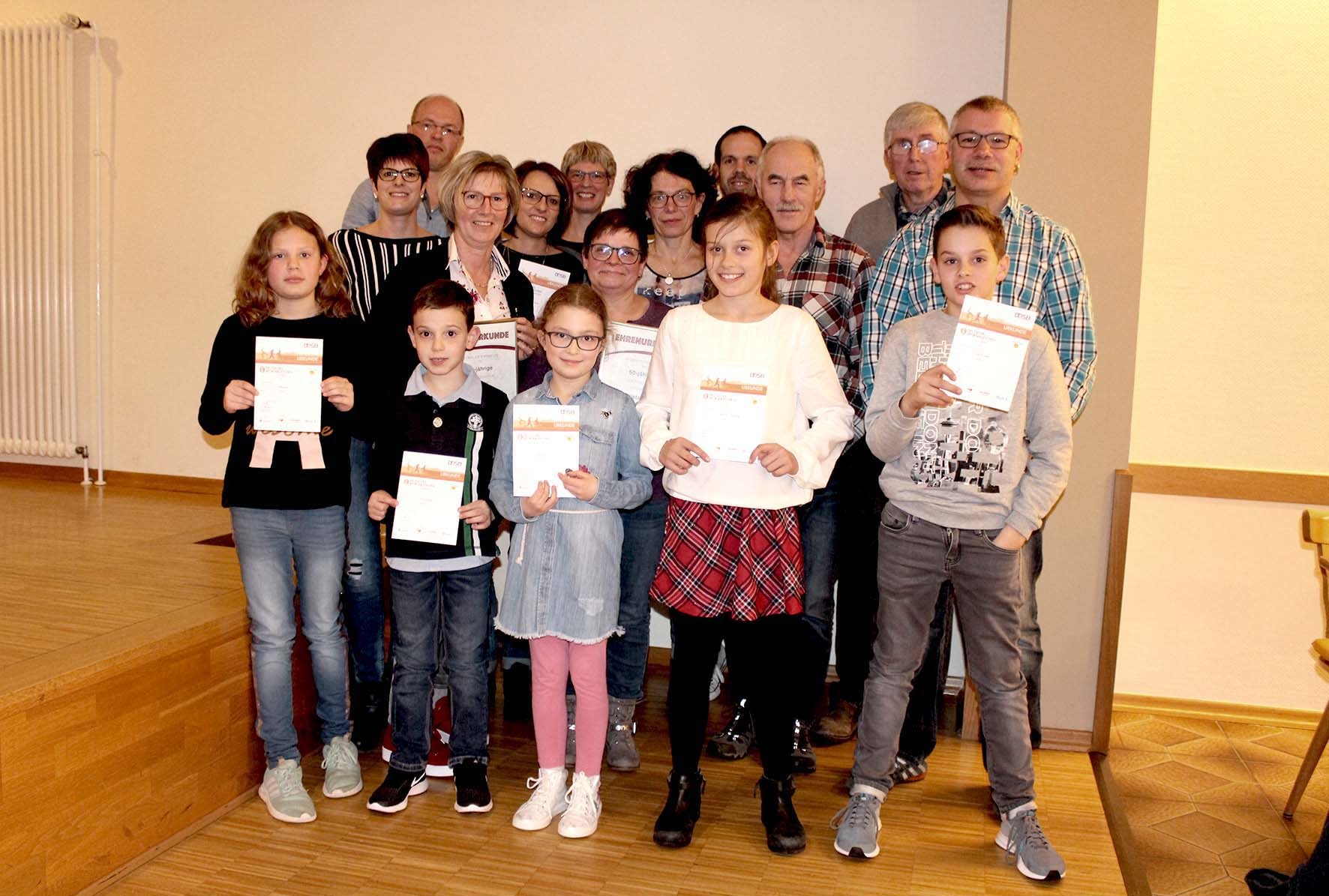 Zahlreiche Sportabzeichen konnten verliehen werden. Unser Bild zeigt: 1. Reihe Jana Faust, Arian Distler, Ida Klein, Lynn-Salomé Theobald, Jannis Distler; 2. Reihe: Marlene Schick, Christa Mohr, Fritz Claß, Michael Faust; 3. Reihe: Karina Maurer, Kerstin Distler, Silvia Heinz; hinten: Matthias Fritz, Bianka Maurer, Marc Paulus, Klaus Gehres (jeweils von links).