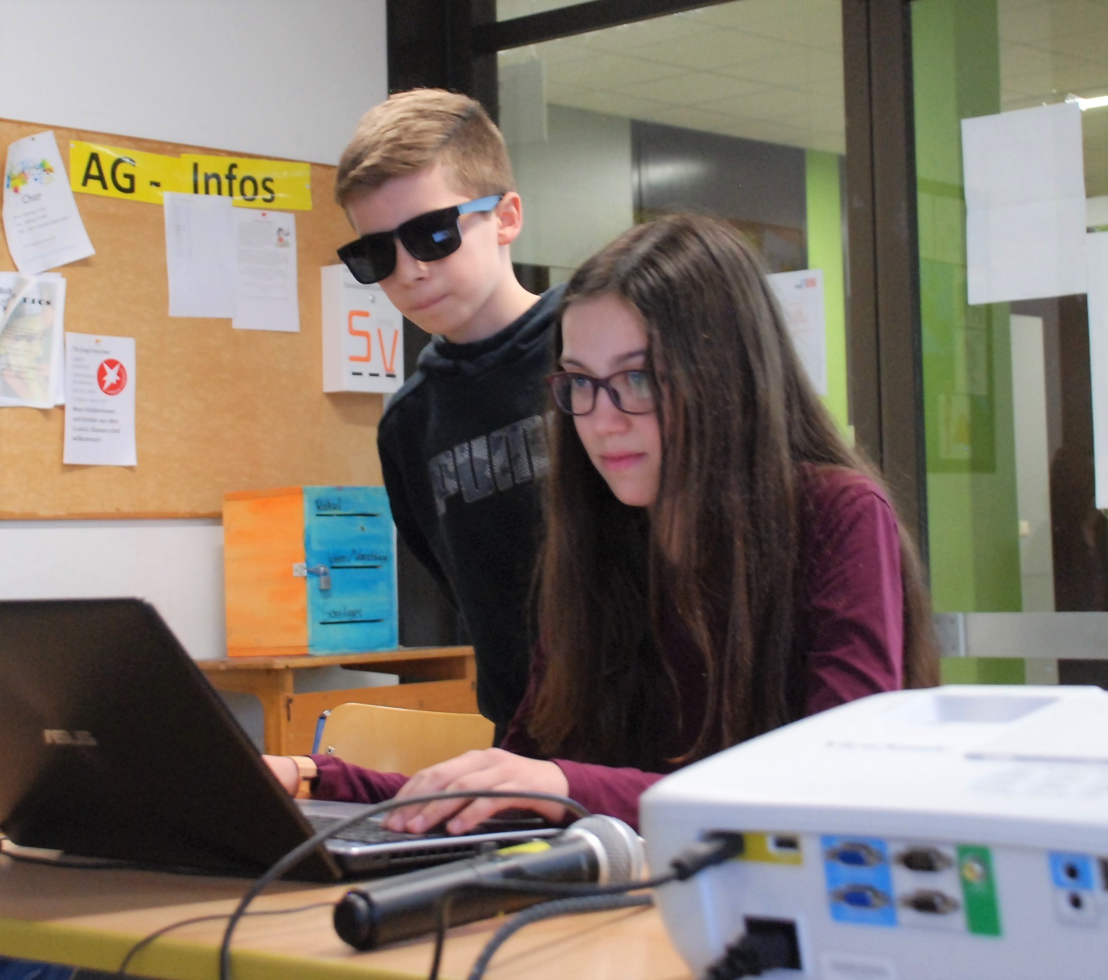 Komplexe Vorgänge leicht begreiflich: Die Schüler der sechsten Klassen des Veldenz Gymnasiums zeigten ihren Eltern die Gefahren auf, die im Internet lauern können.