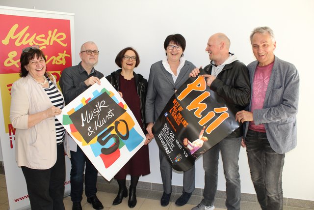 Freuen sich auf das Phil-Benefizkonzert als eines der Highlights im Jubiläumsjahr der MuKs: Margrit Csiky vom Stadtmarketing, MuKs-Dozent Stefan Fuchs, MuKs-Leiterin Ulrike Redecker, Oberbürgermeisterin Cornelia Petzold-Schick, Jürgen Mayer und Kurt Meister. (v.l.n.r.)