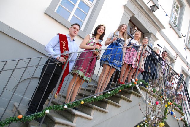 Großes Stelldichein der Mandelblüten- und Weinfesthoheiten vor dem Gimmeldinger Rathaus. | Foto: Pacher