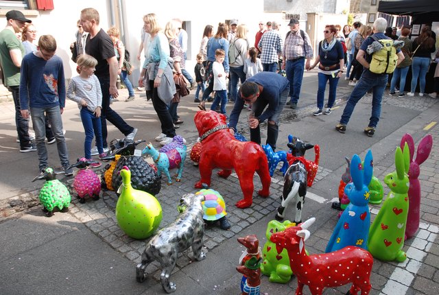 Zahlreiche Schausteller und Kunsthandwerkstände begleiteten die Mandelblütenfestmeile. | Foto: Pacher