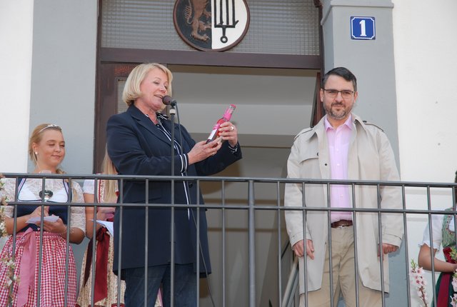 Ortsvorsteherin Claudia Albrecht stellt den "Egon", eine eigens für Gimmeldingen geschaffene Rosé-Schaumwein-Kreation, in Beisein von Neustadts Oberbürgermeister Marc Weigel vor. | Foto: Pacher