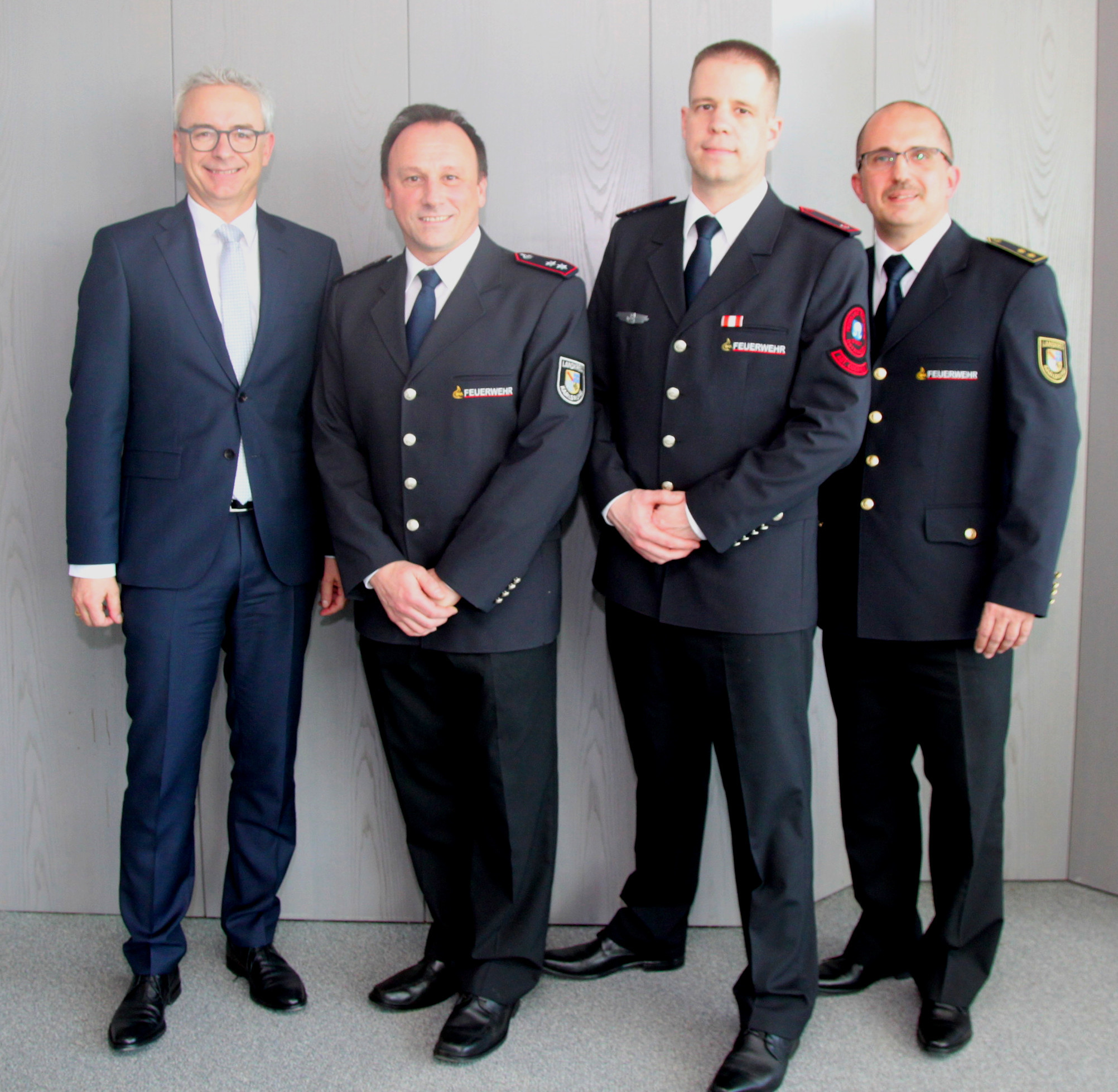 Landrat Dr. Christoph Schnaudigel verabschiedete Unterkreisführer Frank Dochat und bestellte Nils Neckermann als Nachfolger (v.l.n.r.). Ganz rechts: Kreisbrandmeister Jürgen Bordt.