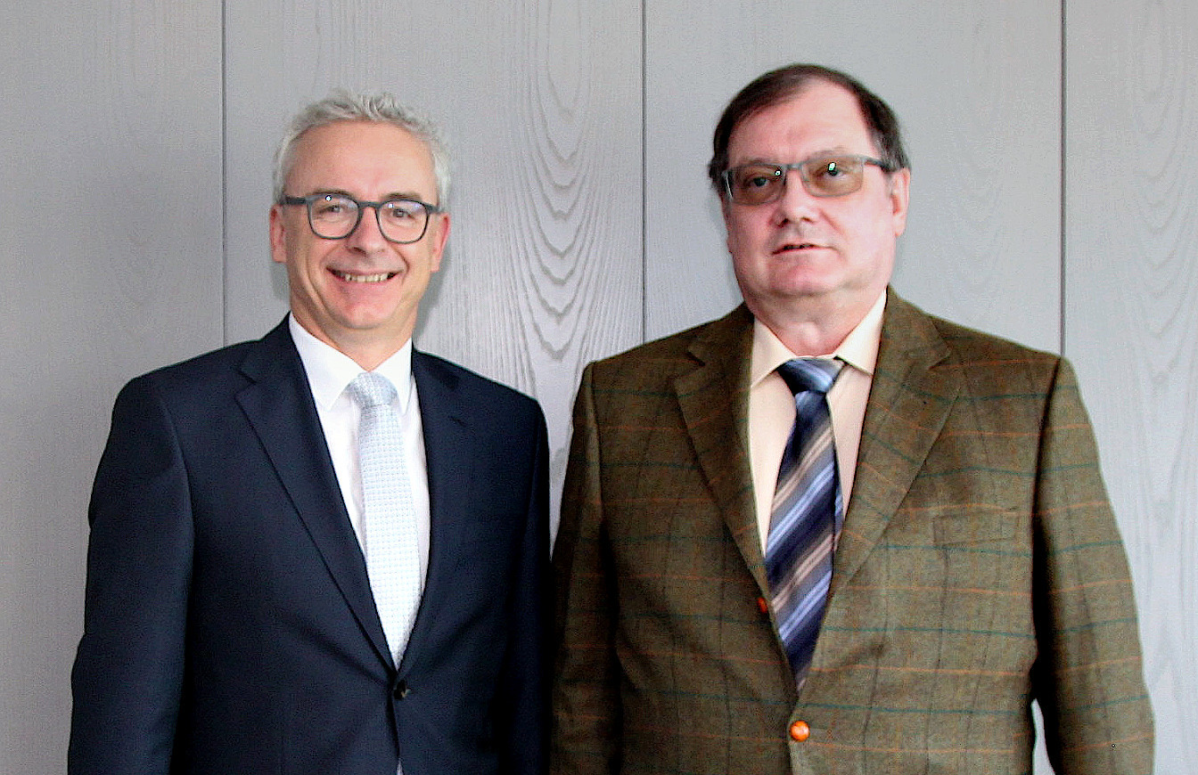 Landrat Dr. Christoph Schnaudigel (links) bestellte Michael Dutschmann für eine weitere fünfjährige Amtszeit als ehrenamtlichen Naturschutzbeauftragten.