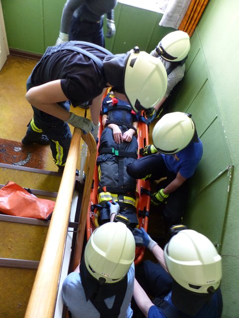 Personenrettung mit Spineboard und Schleifkorbtrage aus einem Treppenhaus | Foto: Medienteam Feuerwehr Neustadt